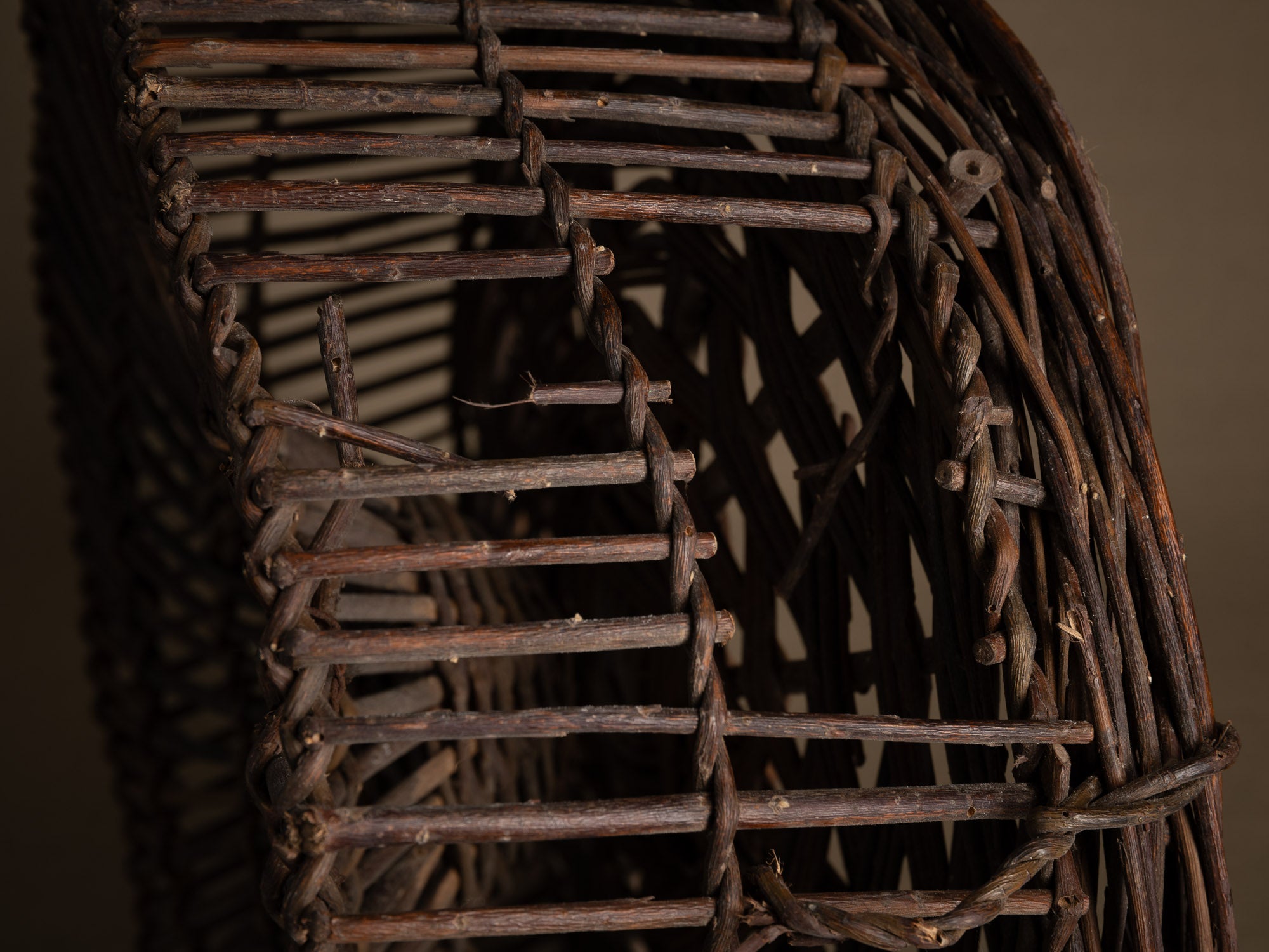 Remarquable nasse à oiseaux en osier, France (début du XXe siècle)..Amazing wicker bird trap, France (early 20th century)