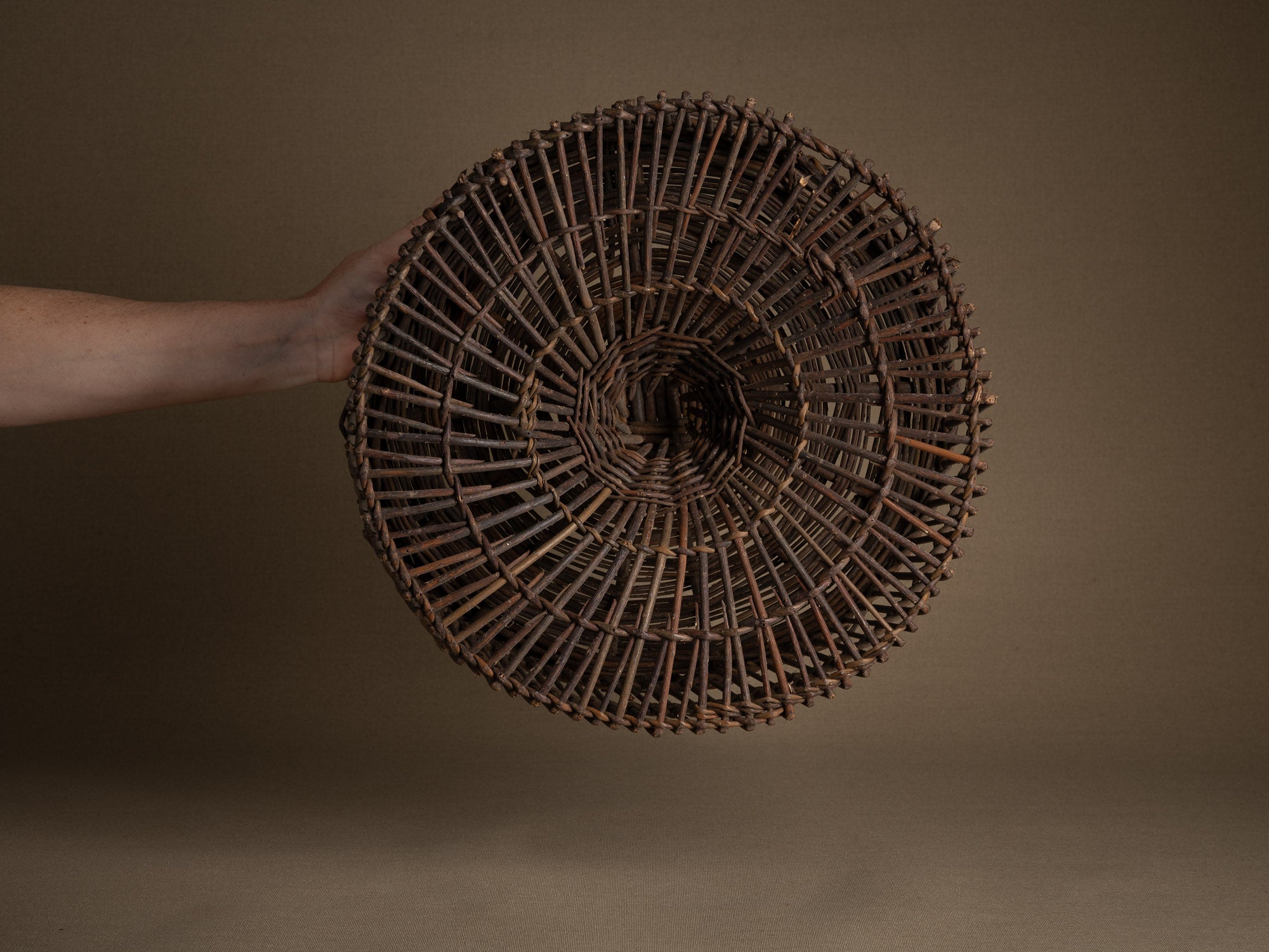 Remarquable nasse à oiseaux en osier, France (début du XXe siècle)..Amazing wicker bird trap, France (early 20th century)