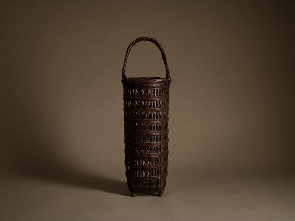 Hanakago, haut panier à anse pour l'ikebana, Japon (Ére Taishō / Début ère Shōwa)..Huge Hanakago Ikebana bamboo basket with wood handle, Japan (Taishō era / early Shōwa era)