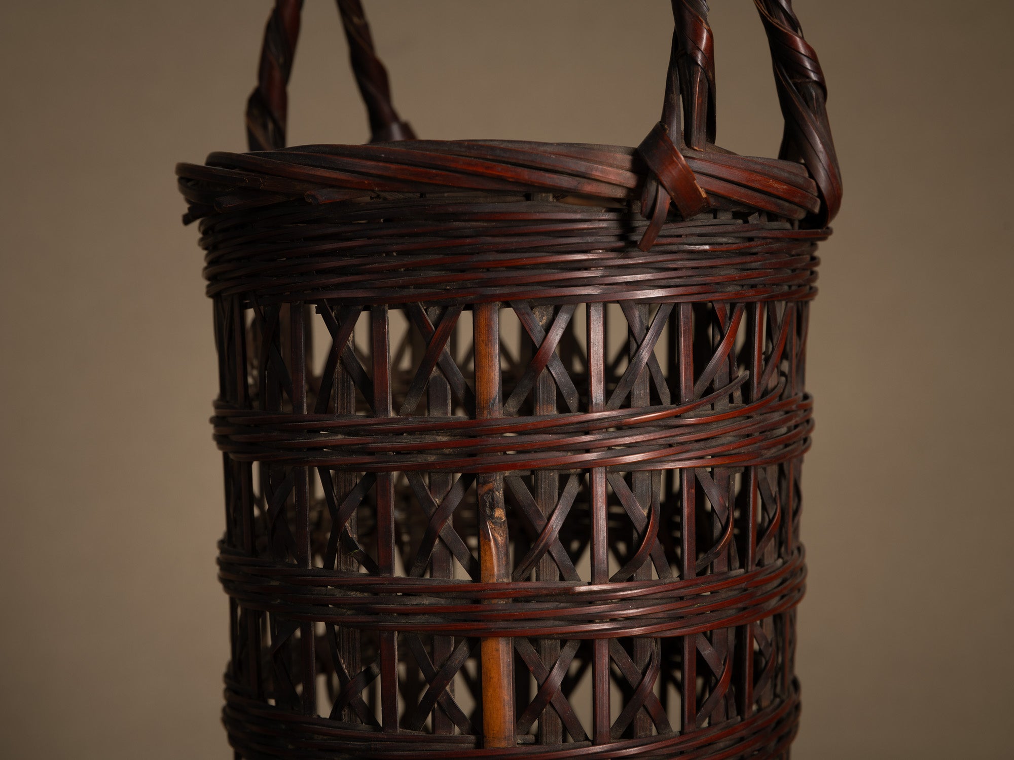 Hanakago, haut panier à anse pour l'ikebana, Japon (Ére Taishō / Début ère Shōwa)..Huge Hanakago Ikebana bamboo basket with wood handle, Japan (Taishō era / early Shōwa era)