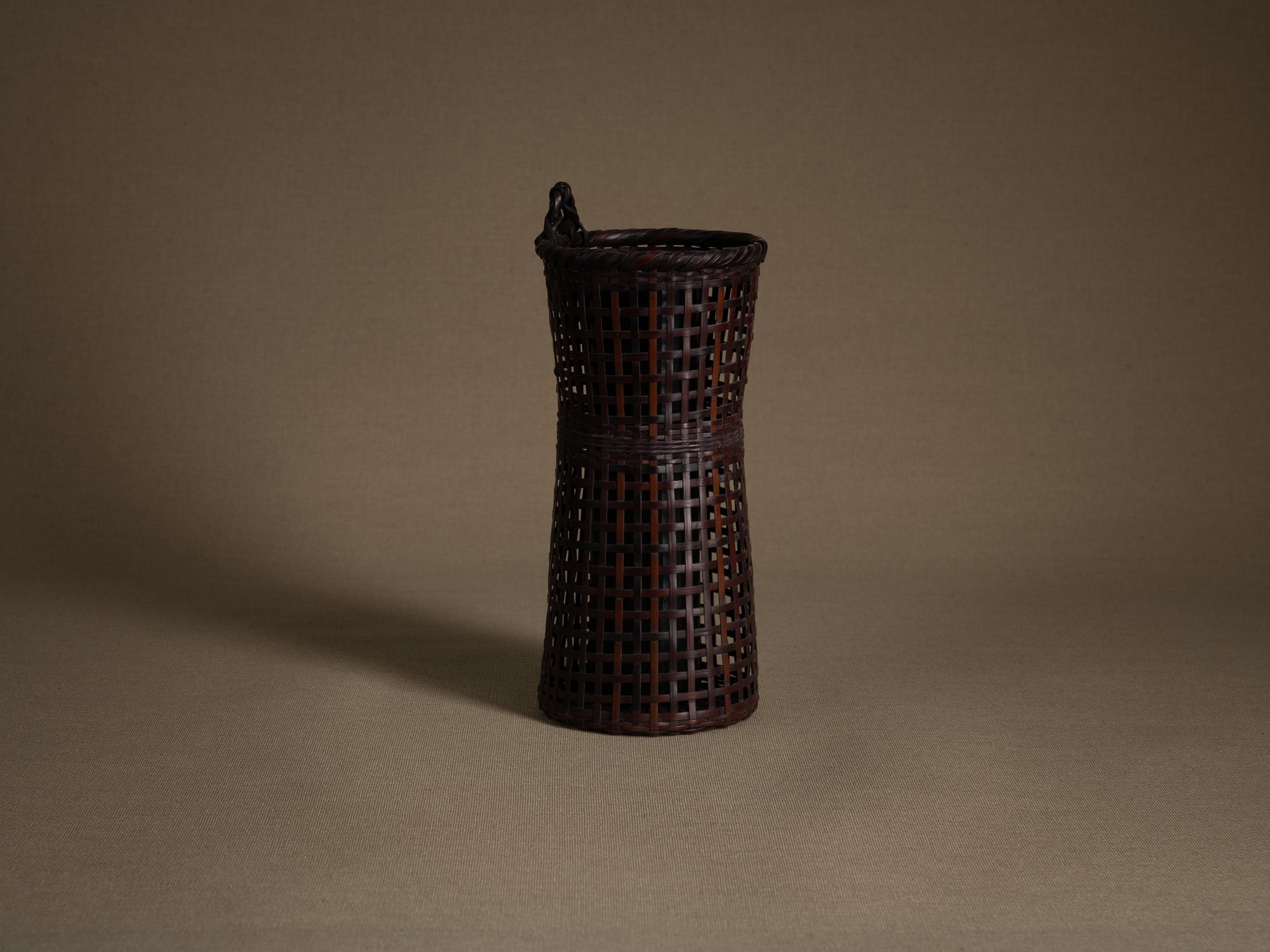 Kake Hanakago, panier à suspendre pour le chabana, Japon (Ére Shōwa)..Finest Kake Hanakago wall hanging Ikebana bamboo basket, Japan (Shōwa era)