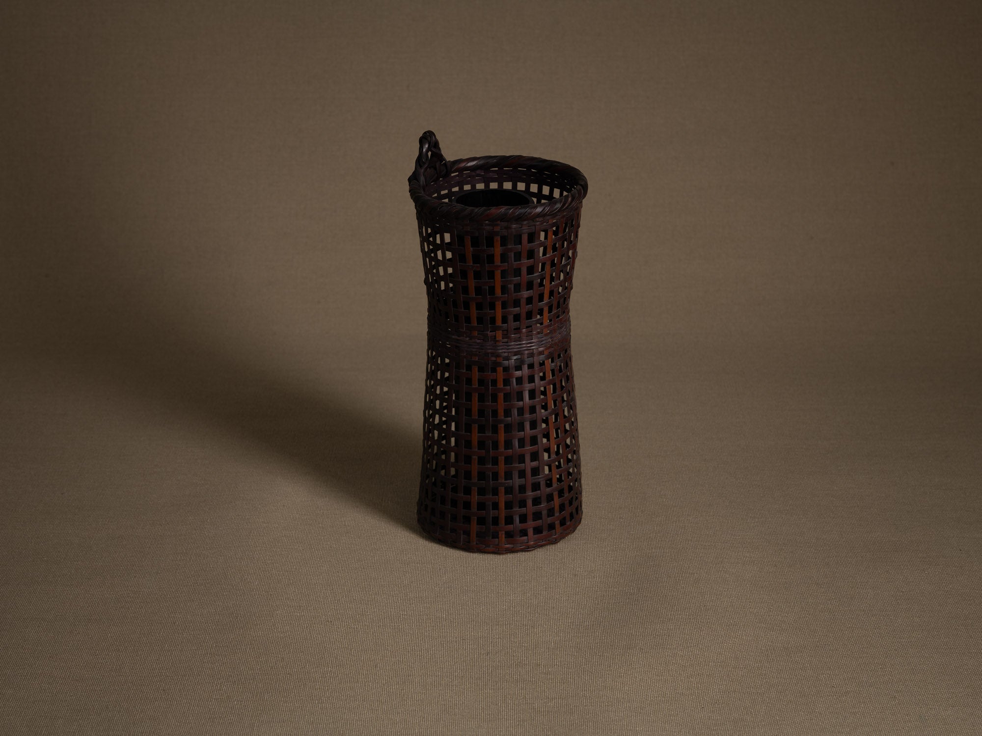 Kake Hanakago, panier à suspendre pour le chabana, Japon (Ére Shōwa)..Finest Kake Hanakago wall hanging Ikebana bamboo basket, Japan (Shōwa era)