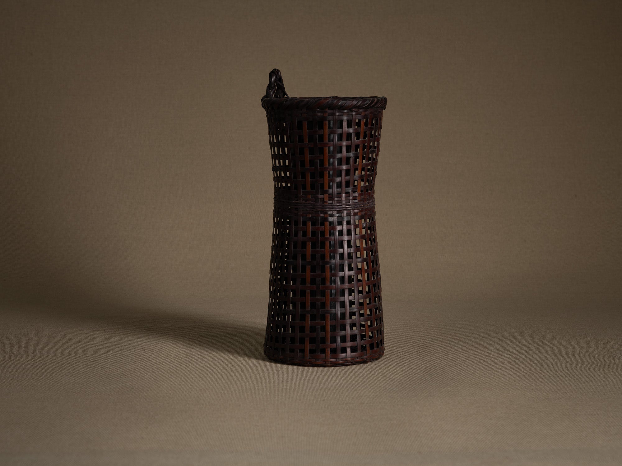 Kake Hanakago, panier à suspendre pour le chabana, Japon (Ére Shōwa)..Finest Kake Hanakago wall hanging Ikebana bamboo basket, Japan (Shōwa era)