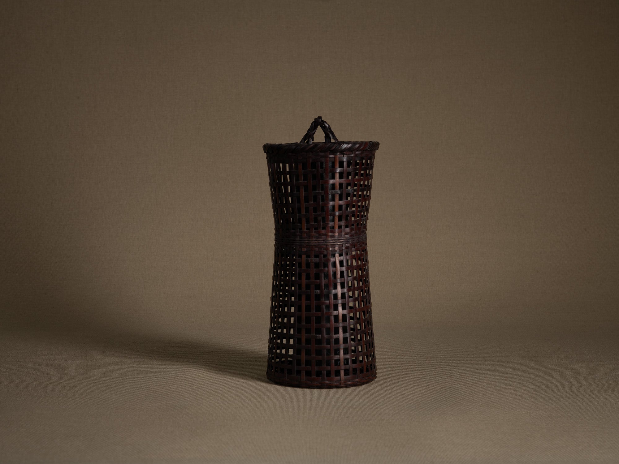 Kake Hanakago, panier à suspendre pour le chabana, Japon (Ére Shōwa)..Finest Kake Hanakago wall hanging Ikebana bamboo basket, Japan (Shōwa era)