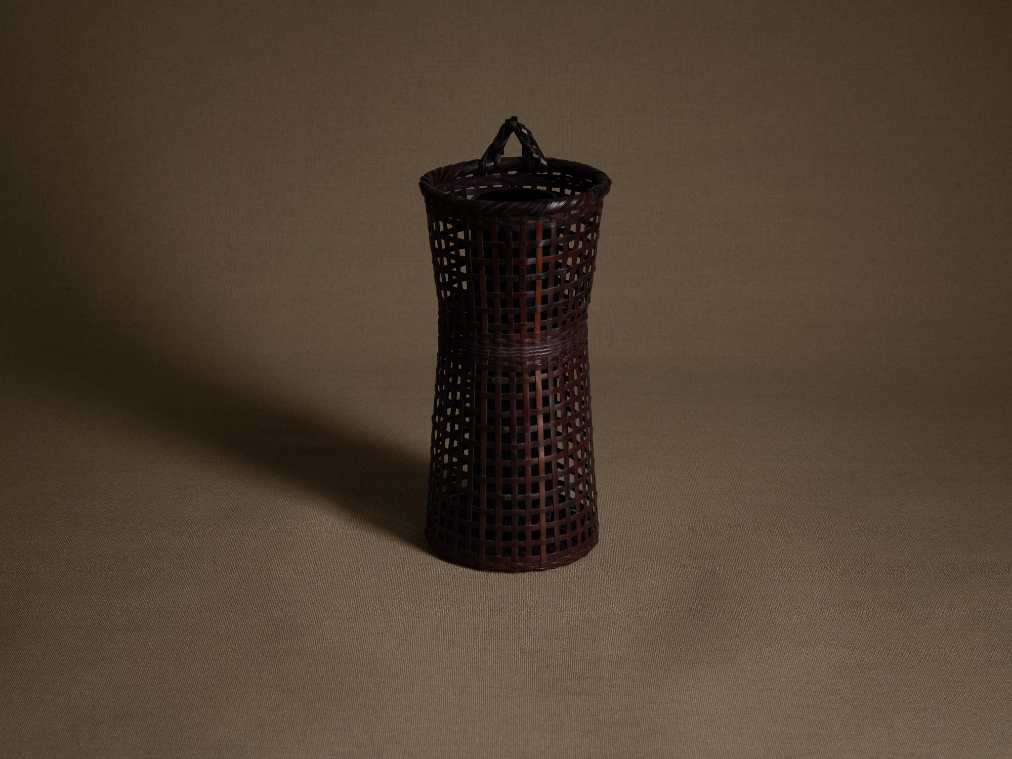 Kake Hanakago, panier à suspendre pour le chabana, Japon (Ére Shōwa)..Finest Kake Hanakago wall hanging Ikebana bamboo basket, Japan (Shōwa era)
