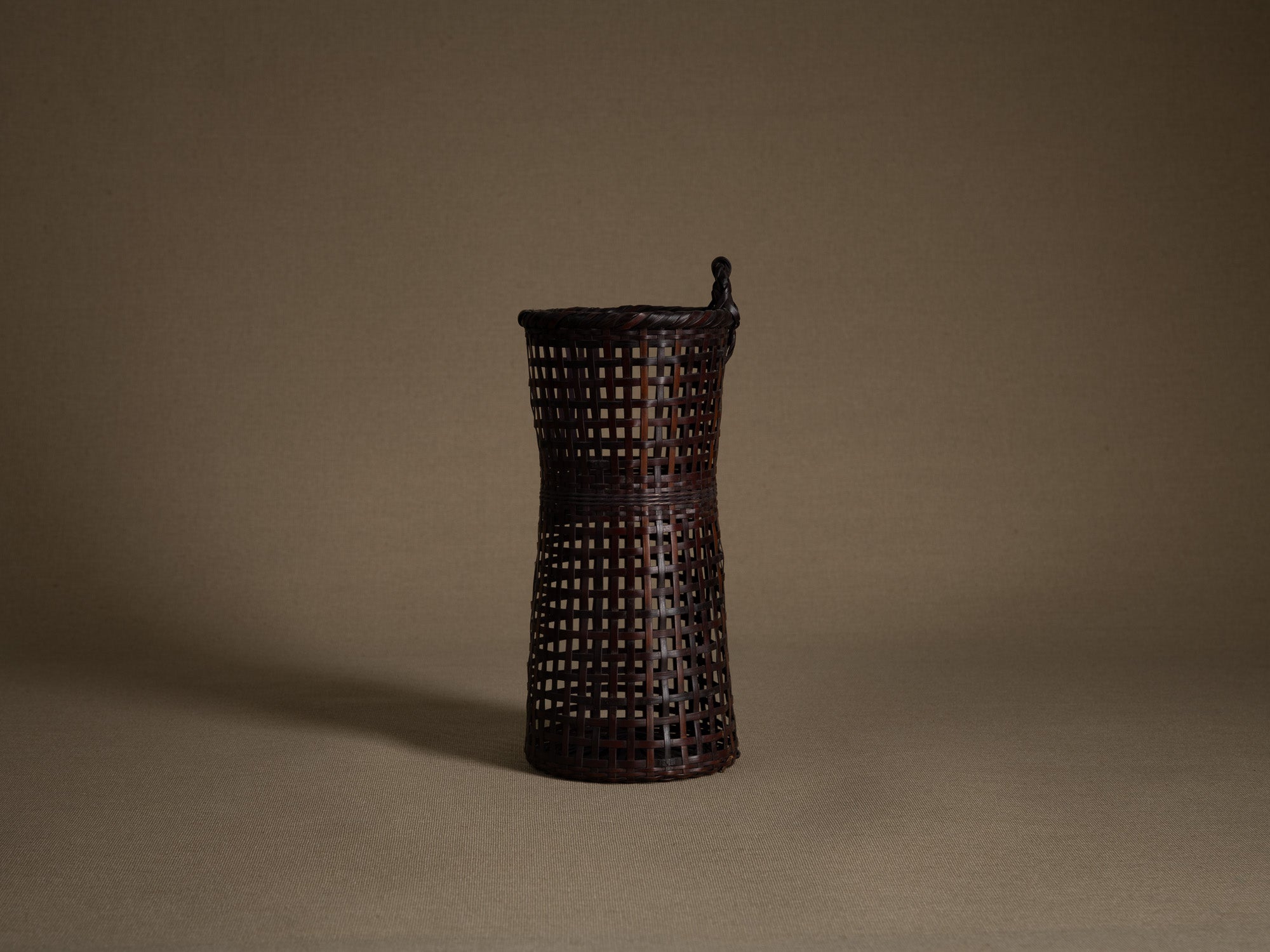 Kake Hanakago, panier à suspendre pour le chabana, Japon (Ére Shōwa)..Finest Kake Hanakago wall hanging Ikebana bamboo basket, Japan (Shōwa era)