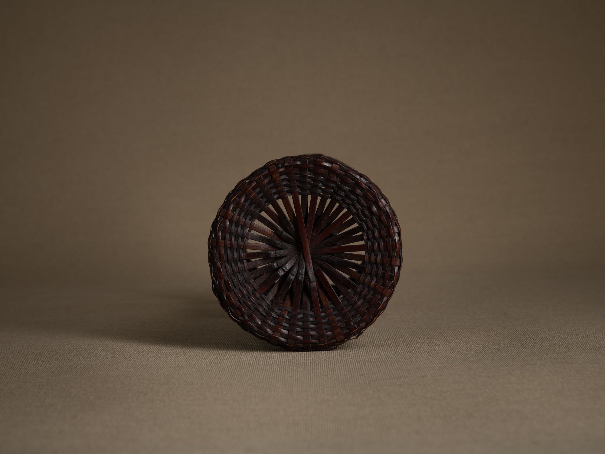 Kake Hanakago, panier à suspendre pour le chabana, Japon (Ére Shōwa)..Finest Kake Hanakago wall hanging Ikebana bamboo basket, Japan (Shōwa era)