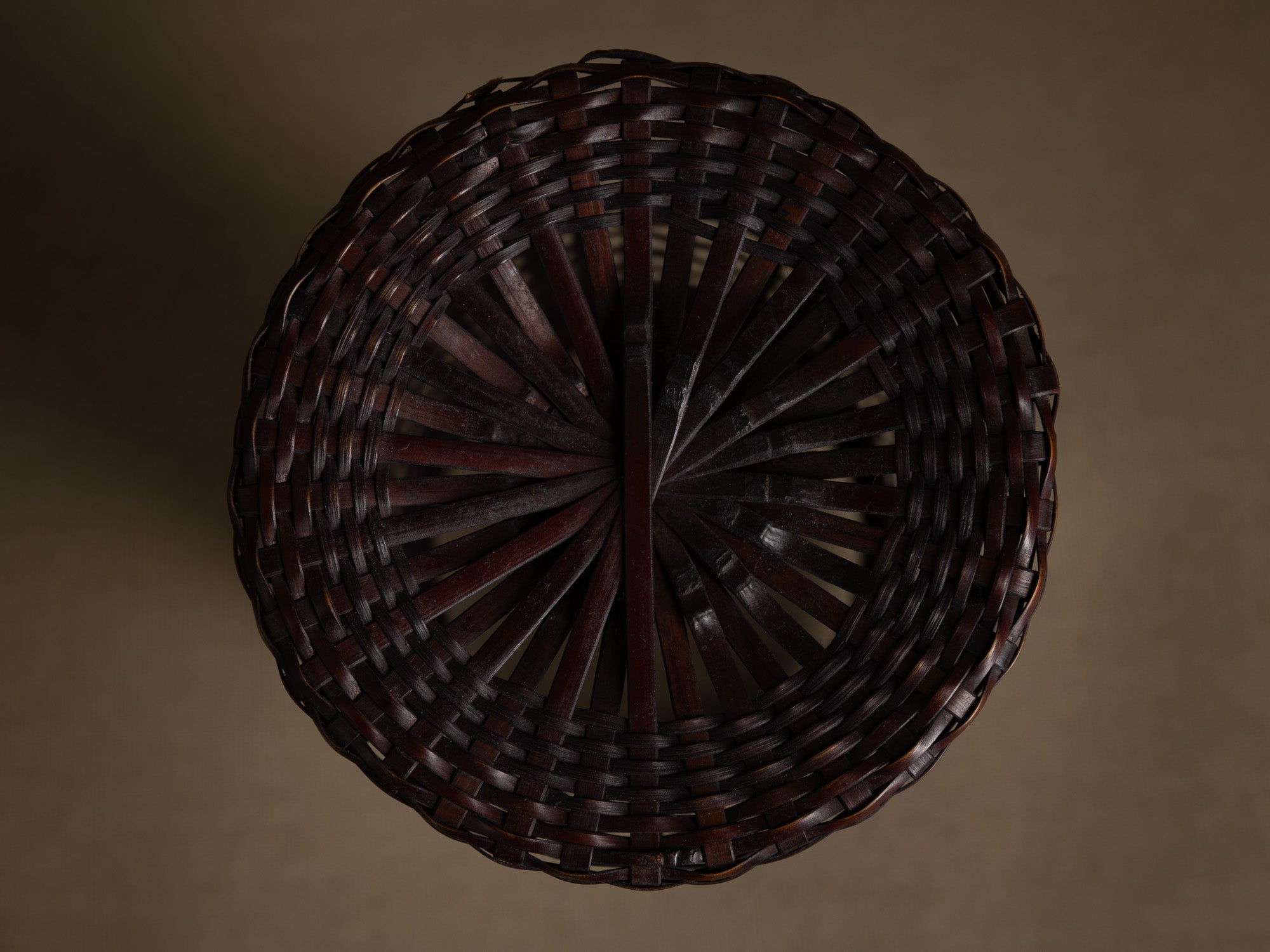 Kake Hanakago, panier à suspendre pour le chabana, Japon (Ére Shōwa)..Finest Kake Hanakago wall hanging Ikebana bamboo basket, Japan (Shōwa era)