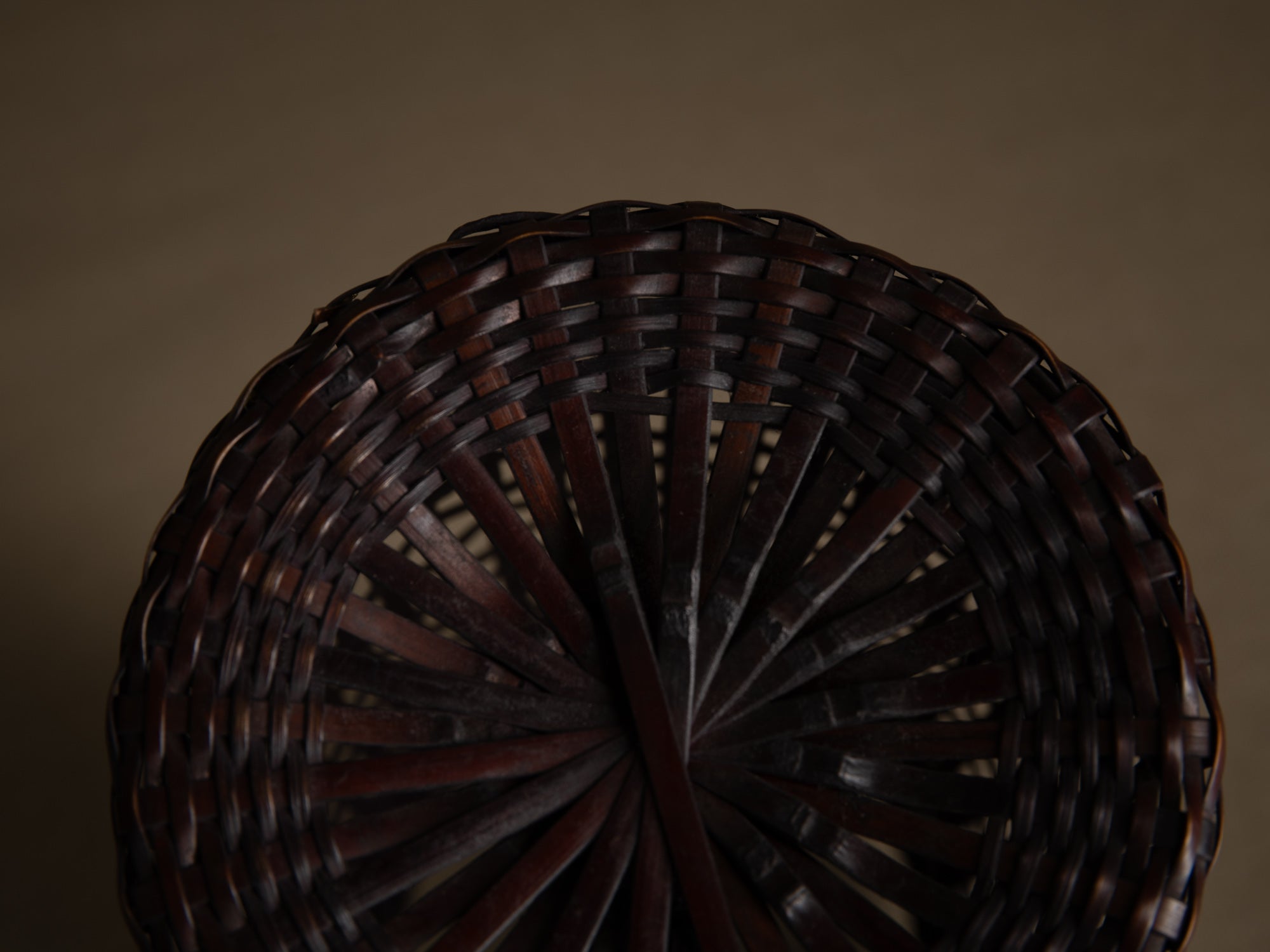 Kake Hanakago, panier à suspendre pour le chabana, Japon (Ére Shōwa)..Finest Kake Hanakago wall hanging Ikebana bamboo basket, Japan (Shōwa era)