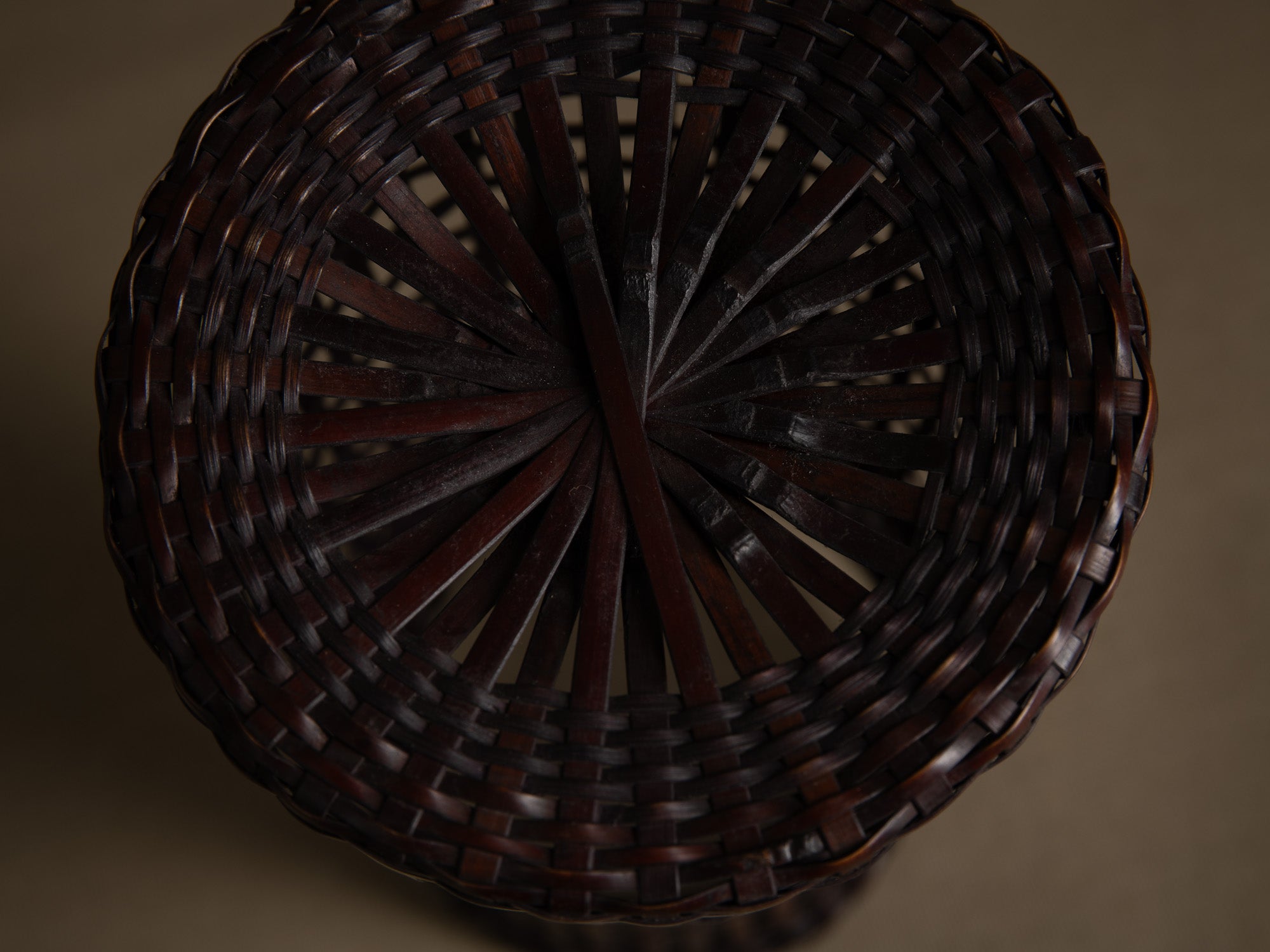 Kake Hanakago, panier à suspendre pour le chabana, Japon (Ére Shōwa)..Finest Kake Hanakago wall hanging Ikebana bamboo basket, Japan (Shōwa era)