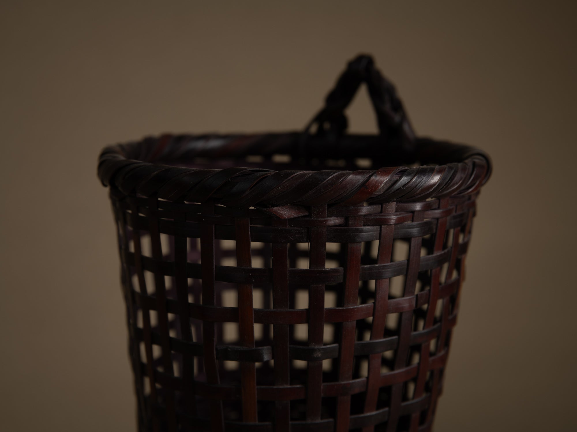 Kake Hanakago, panier à suspendre pour le chabana, Japon (Ére Shōwa)..Finest Kake Hanakago wall hanging Ikebana bamboo basket, Japan (Shōwa era)