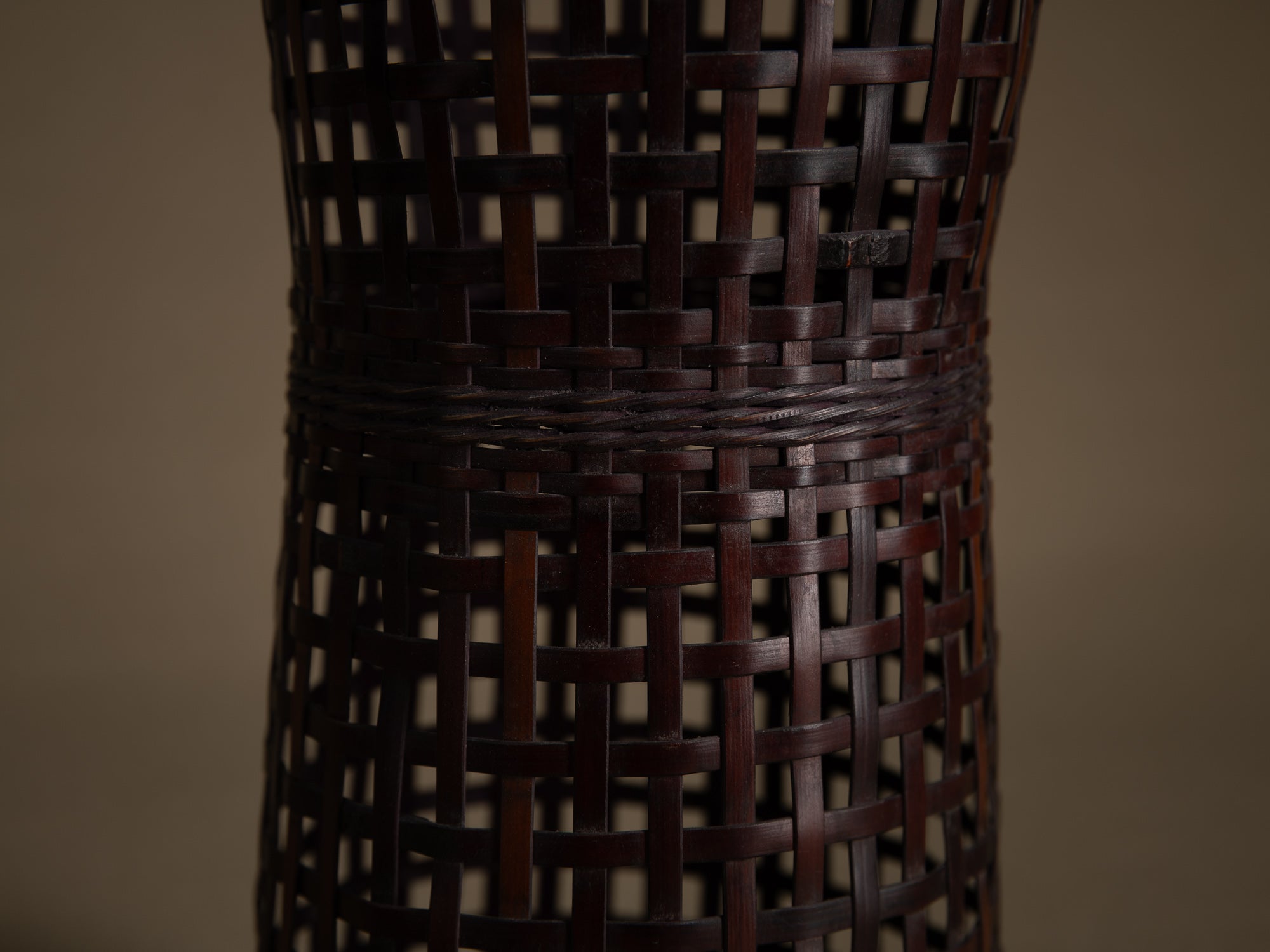 Kake Hanakago, panier à suspendre pour le chabana, Japon (Ére Shōwa)..Finest Kake Hanakago wall hanging Ikebana bamboo basket, Japan (Shōwa era)