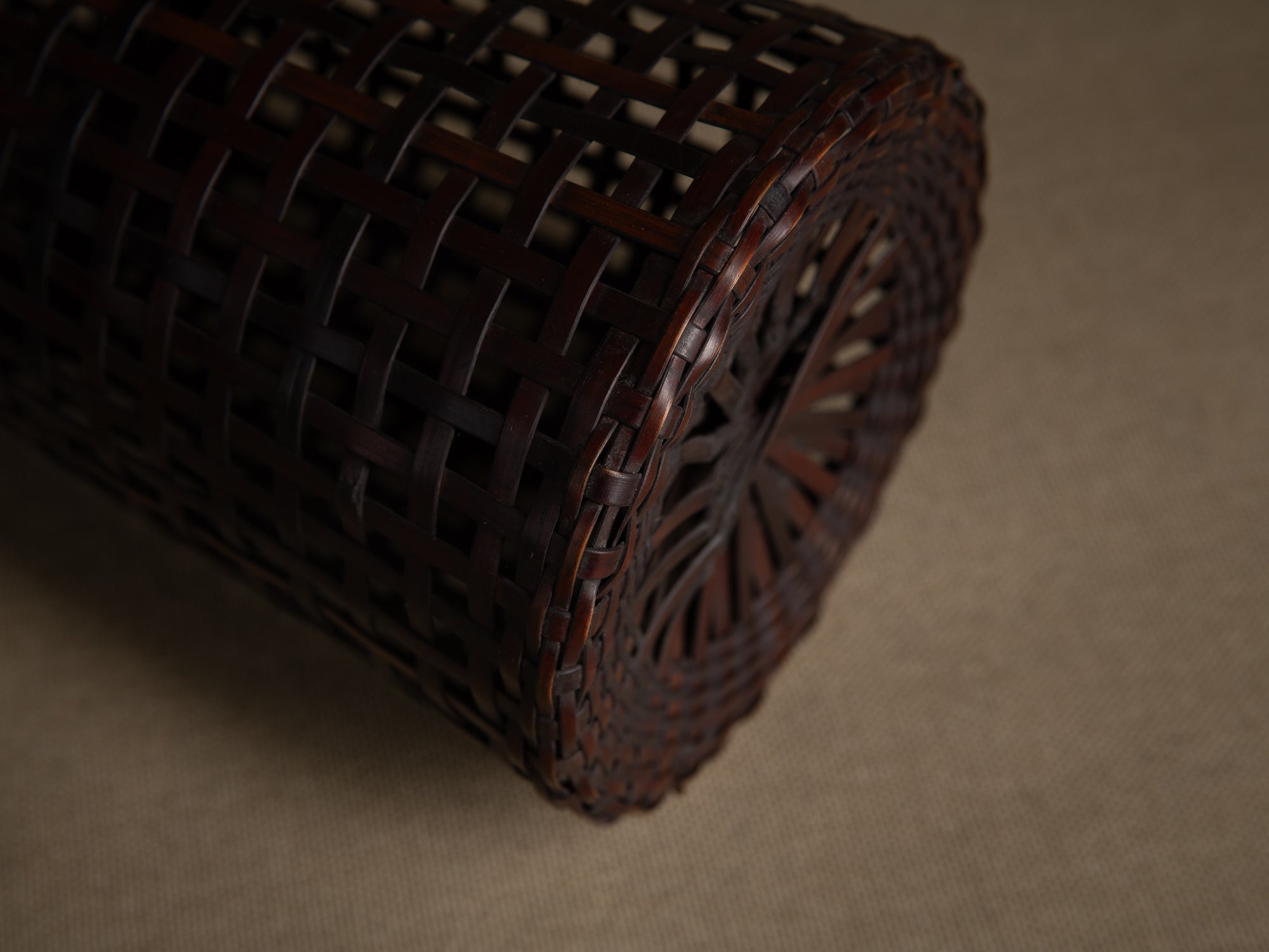 Kake Hanakago, panier à suspendre pour le chabana, Japon (Ére Shōwa)..Finest Kake Hanakago wall hanging Ikebana bamboo basket, Japan (Shōwa era)