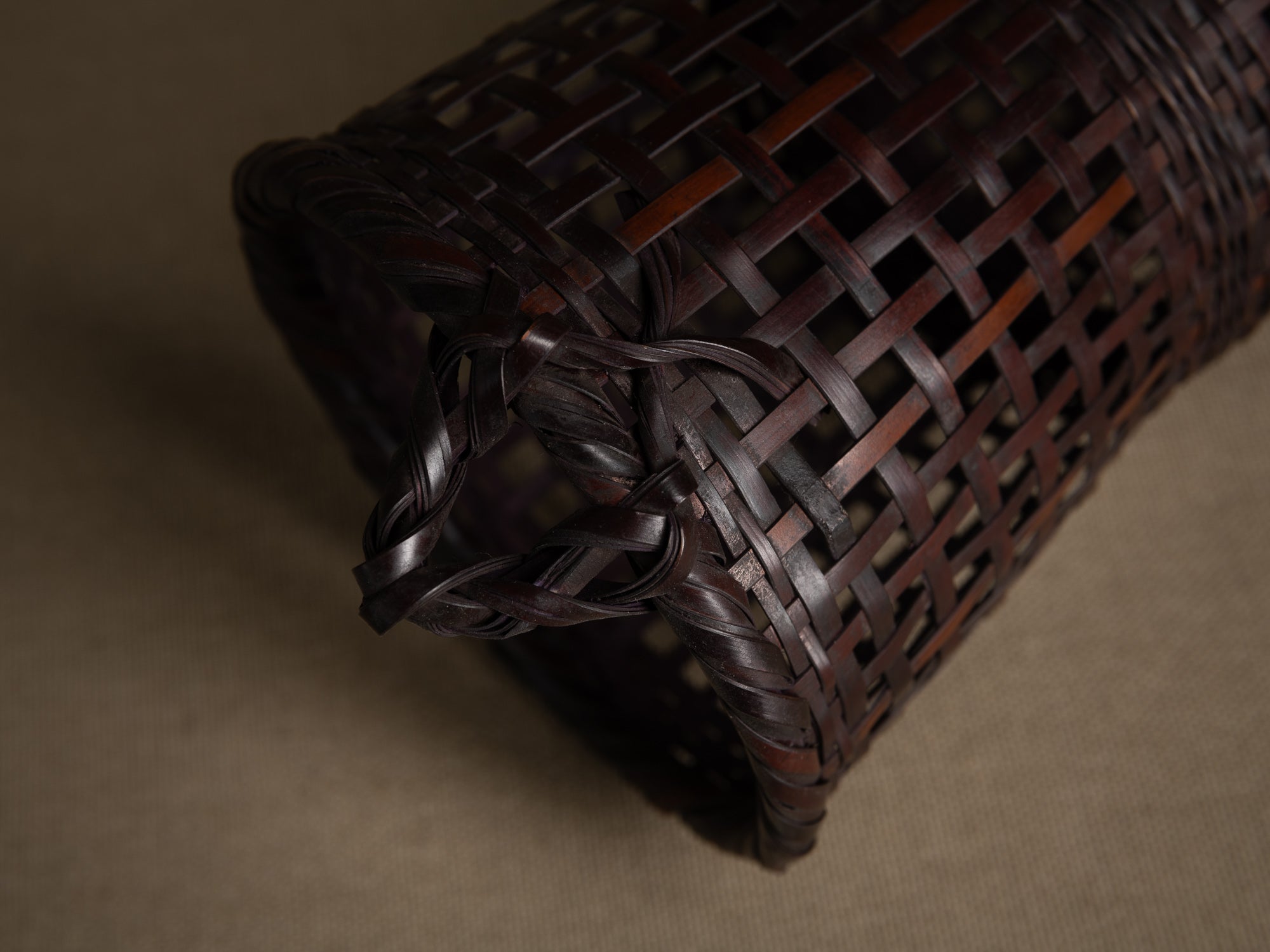 Kake Hanakago, panier à suspendre pour le chabana, Japon (Ére Shōwa)..Finest Kake Hanakago wall hanging Ikebana bamboo basket, Japan (Shōwa era)