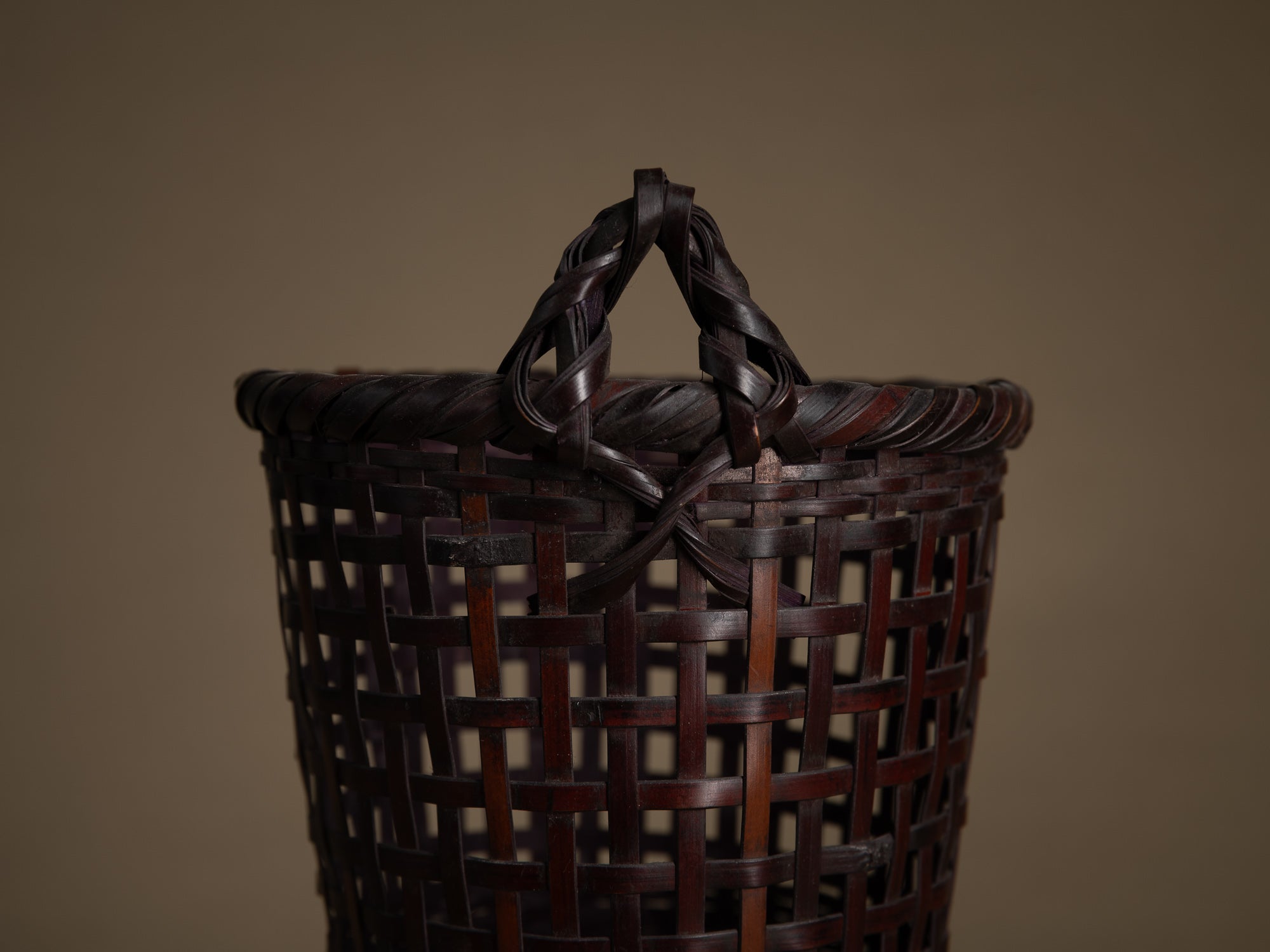 Kake Hanakago, panier à suspendre pour le chabana, Japon (Ére Shōwa)..Finest Kake Hanakago wall hanging Ikebana bamboo basket, Japan (Shōwa era)