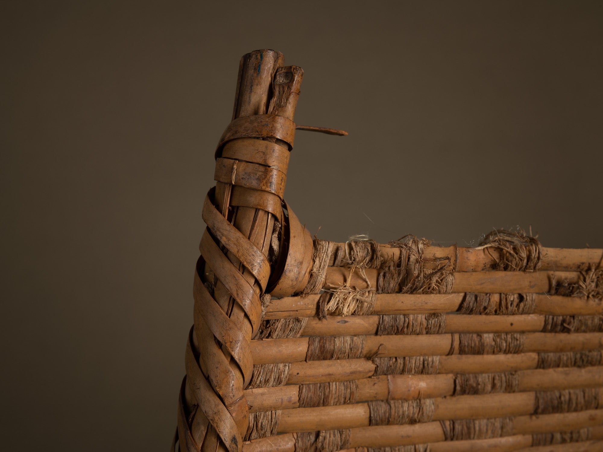 Ensemble de vans / plateau de vannage "Mi" en vannerie de bambou et écorce de cerisier, Japon (milieu du XXe siècle)..Set of two "Mi" bamboo and cherry bark basketwork, Japan (mid-20th century)