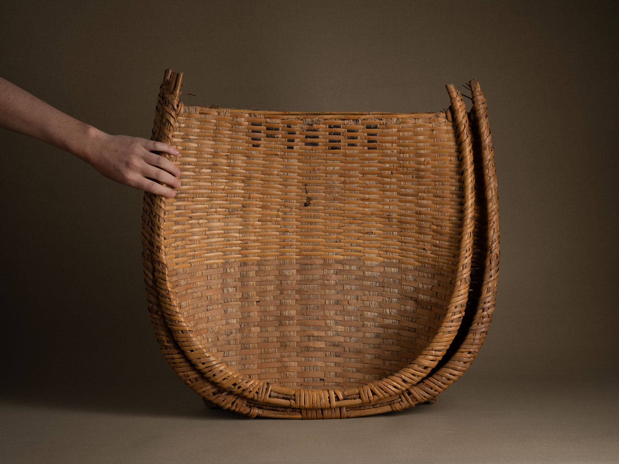 Ensemble de vans / plateau de vannage "Mi" en vannerie de bambou et écorce de cerisier, Japon (milieu du XXe siècle)..Set of two "Mi" bamboo and cherry bark basketwork, Japan (mid-20th century)
