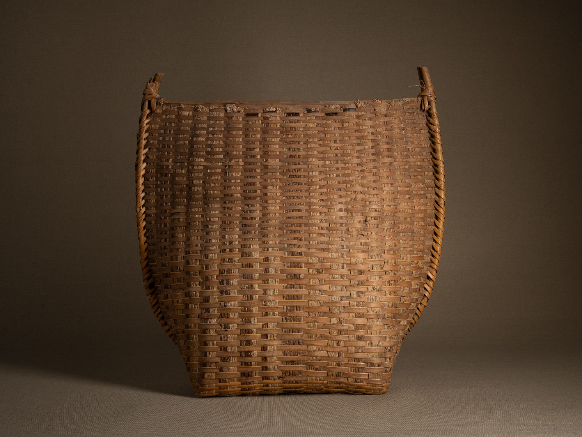 Ensemble de vans / plateau de vannage "Mi" en vannerie de bambou et écorce de cerisier, Japon (milieu du XXe siècle)..Set of two "Mi" bamboo and cherry bark basketwork, Japan (mid-20th century)