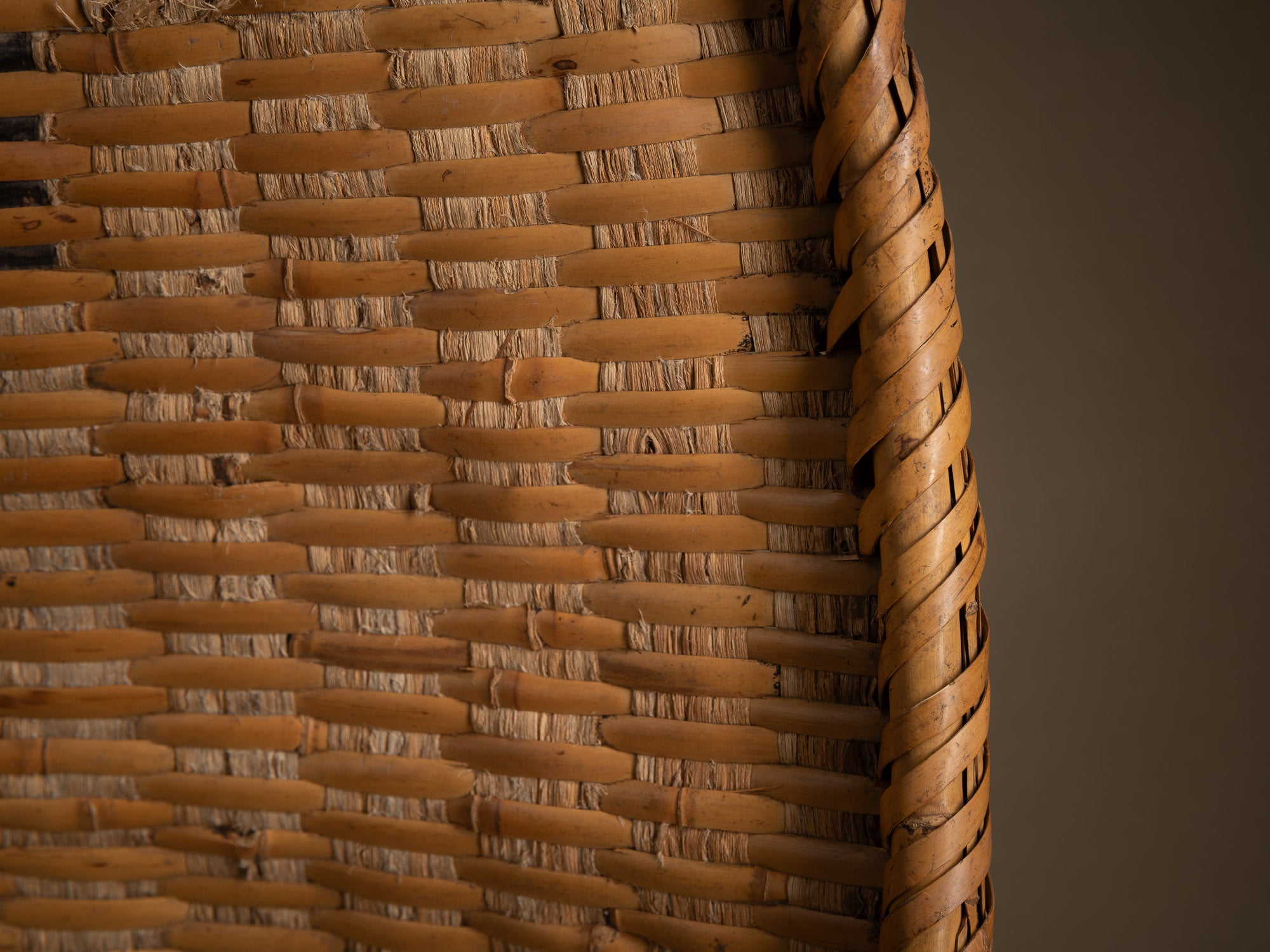 Ensemble de vans / plateau de vannage "Mi" en vannerie de bambou et écorce de cerisier, Japon (milieu du XXe siècle)..Set of two "Mi" bamboo and cherry bark basketwork, Japan (mid-20th century)