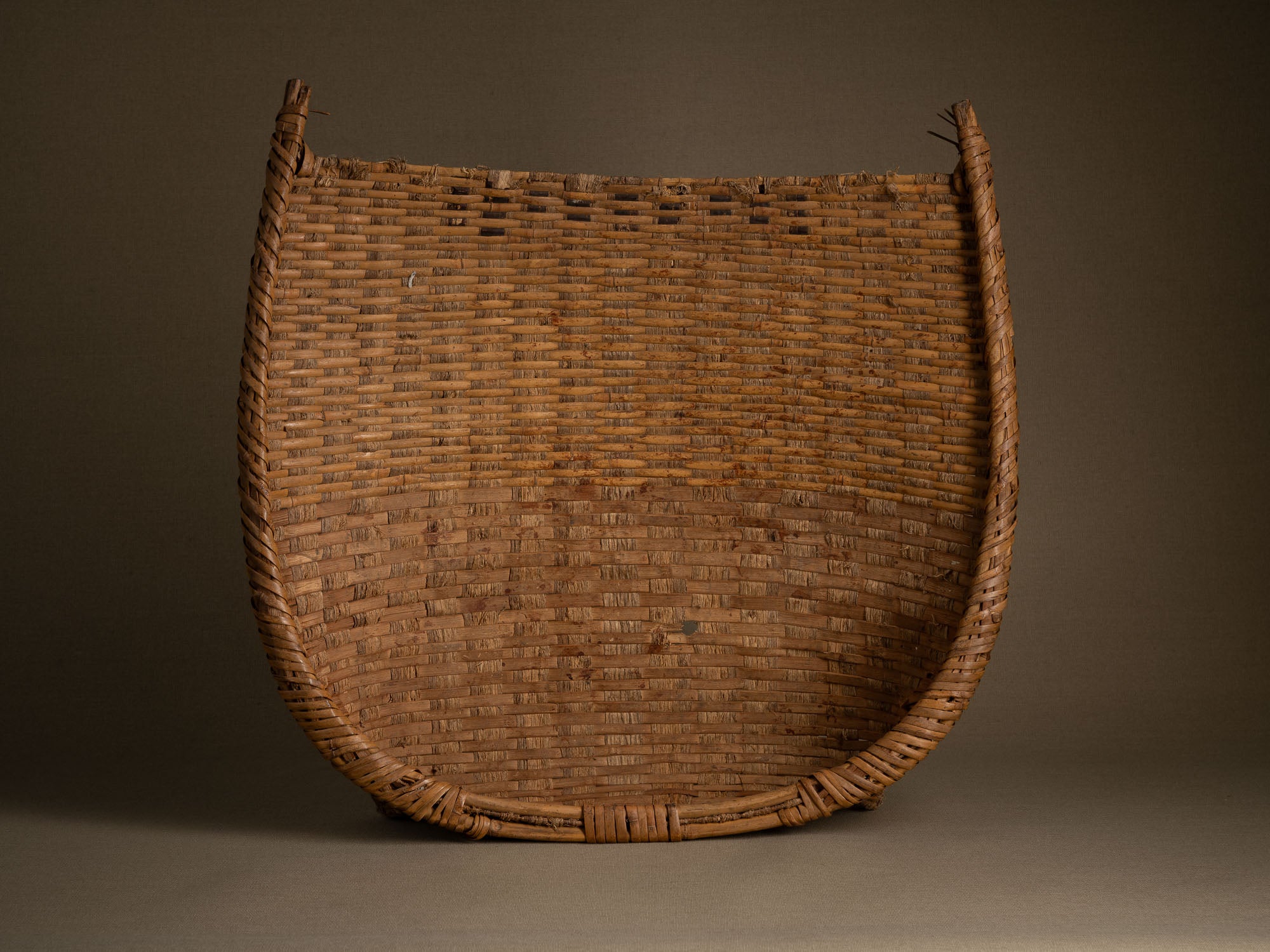 Ensemble de vans / plateau de vannage "Mi" en vannerie de bambou et écorce de cerisier, Japon (milieu du XXe siècle)..Set of two "Mi" bamboo and cherry bark basketwork, Japan (mid-20th century)