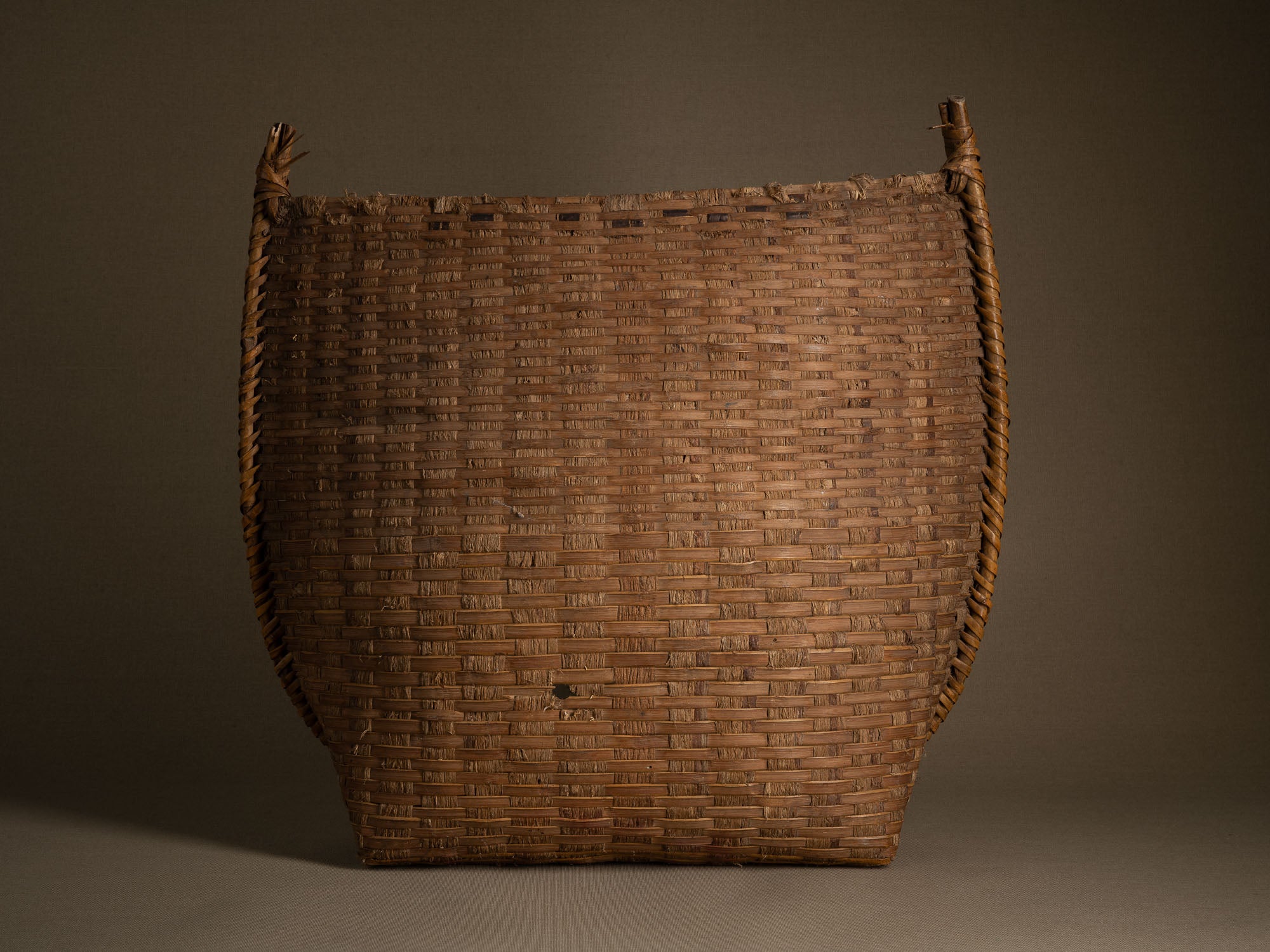 Ensemble de vans / plateau de vannage "Mi" en vannerie de bambou et écorce de cerisier, Japon (milieu du XXe siècle)..Set of two "Mi" bamboo and cherry bark basketwork, Japan (mid-20th century)
