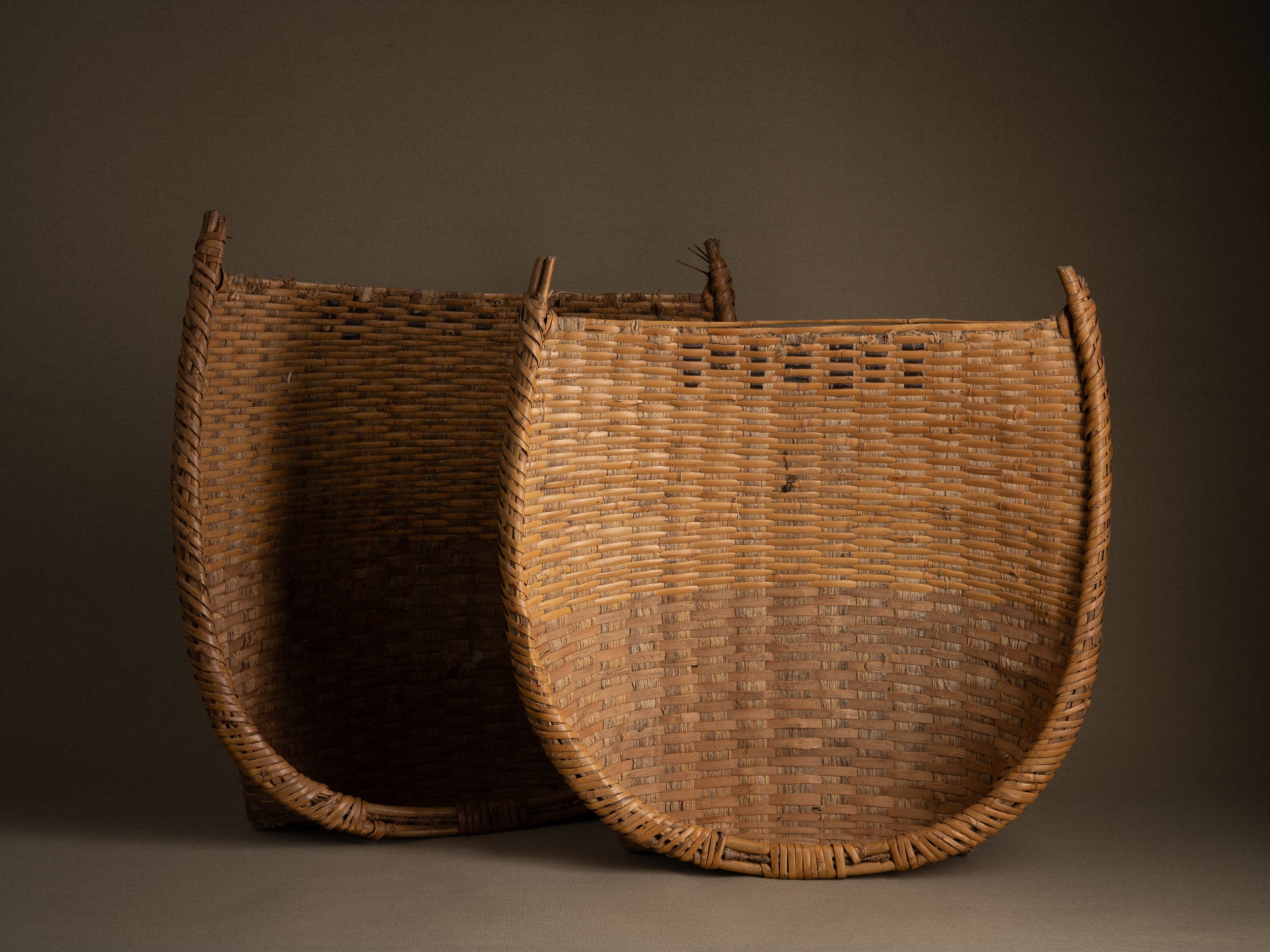 Ensemble de vans / plateau de vannage "Mi" en vannerie de bambou et écorce de cerisier, Japon (milieu du XXe siècle)..Set of two "Mi" bamboo and cherry bark basketwork, Japan (mid-20th century)
