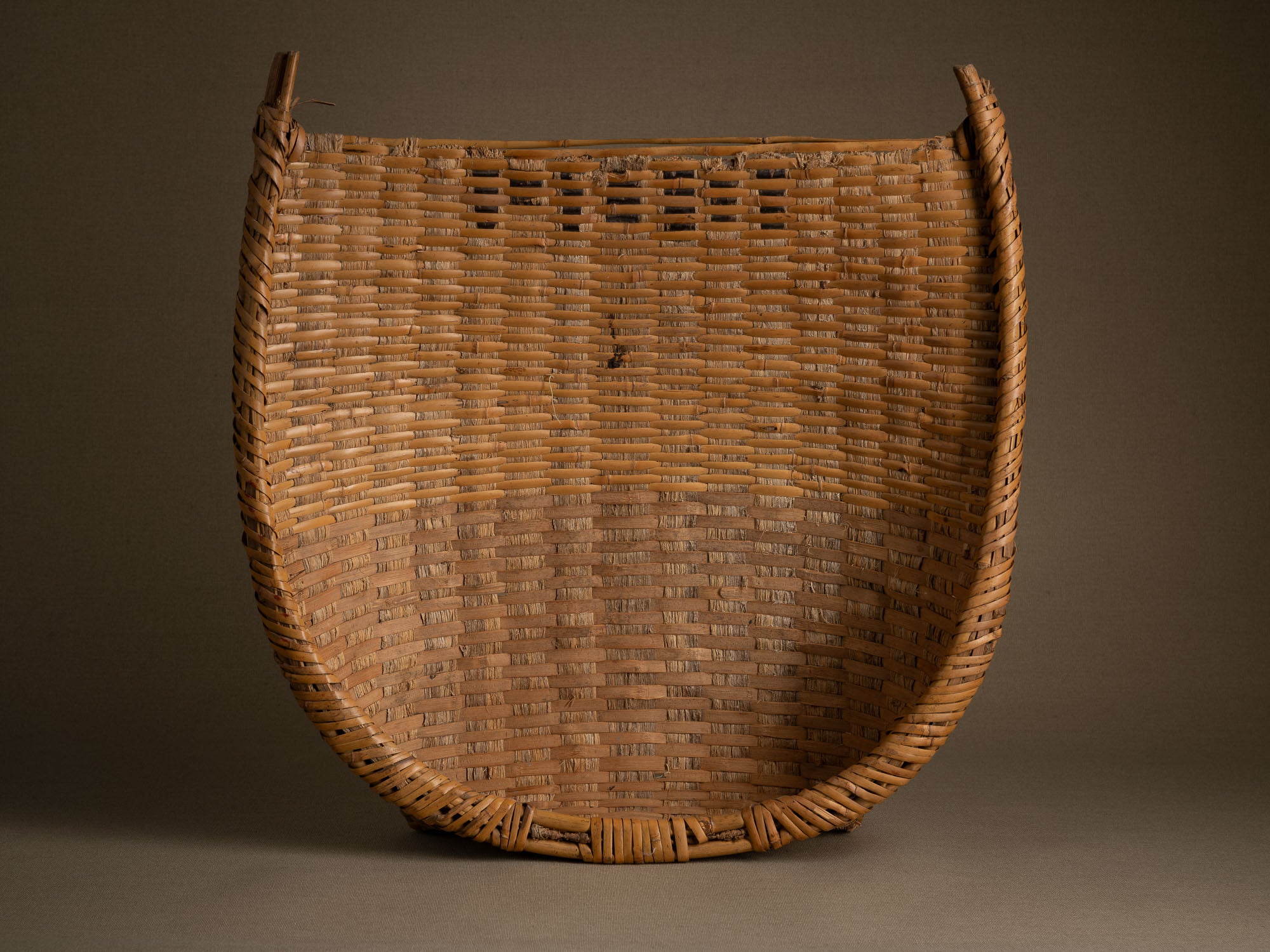 Ensemble de vans / plateau de vannage "Mi" en vannerie de bambou et écorce de cerisier, Japon (milieu du XXe siècle)..Set of two "Mi" bamboo and cherry bark basketwork, Japan (mid-20th century)