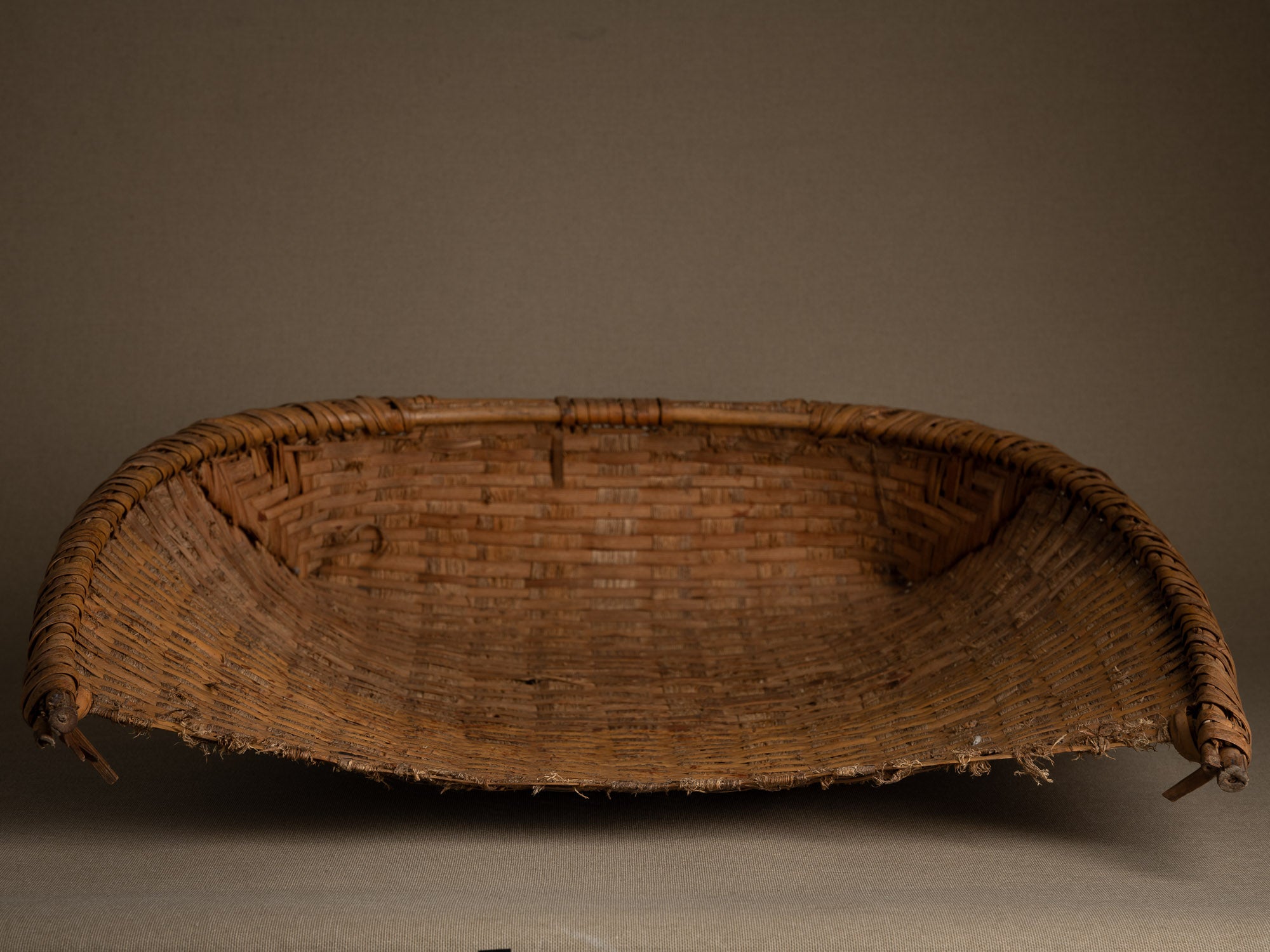 Ensemble de vans / plateau de vannage "Mi" en vannerie de bambou et écorce de cerisier, Japon (milieu du XXe siècle)..Set of two "Mi" bamboo and cherry bark basketwork, Japan (mid-20th century)