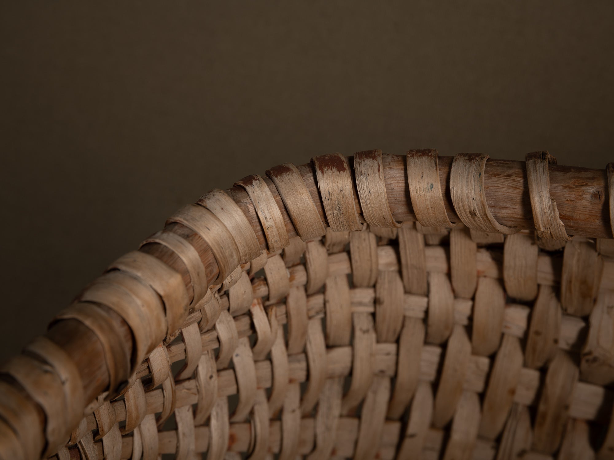 Monumental panier du Jämtland au rouge de Falun,Suède (Fin du XIXe / début du XXe siècle)..Monumental Jämtland basket with Falun red, Sweden (late 19th / early 20th century)
