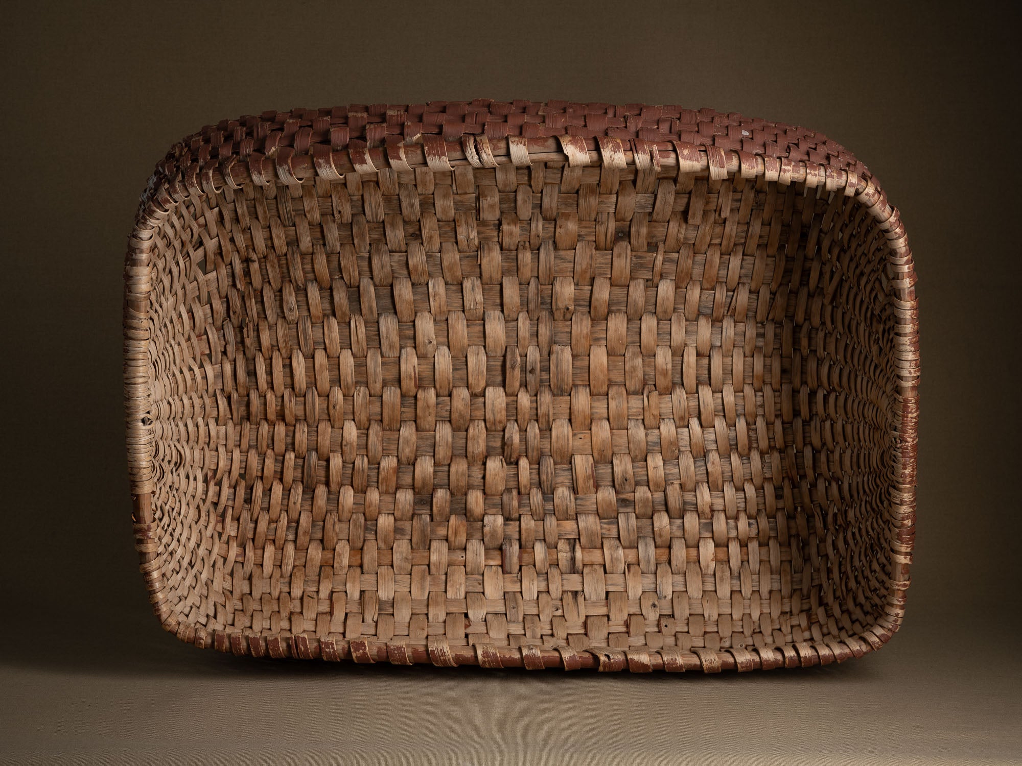 Monumental panier du Jämtland au rouge de Falun,Suède (Fin du XIXe / début du XXe siècle)..Monumental Jämtland basket with Falun red, Sweden (late 19th / early 20th century)