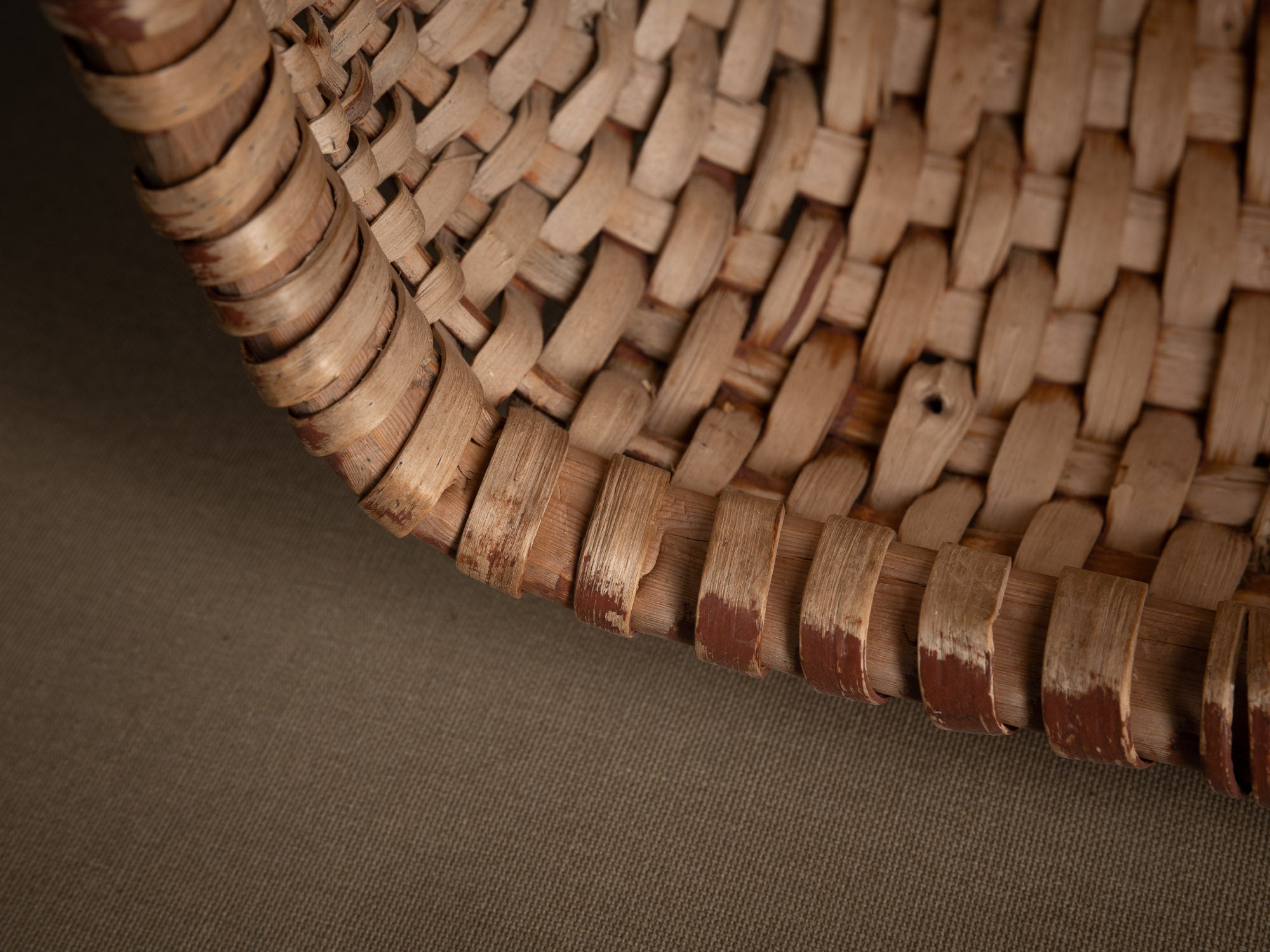 Monumental panier du Jämtland au rouge de Falun,Suède (Fin du XIXe / début du XXe siècle)..Monumental Jämtland basket with Falun red, Sweden (late 19th / early 20th century)