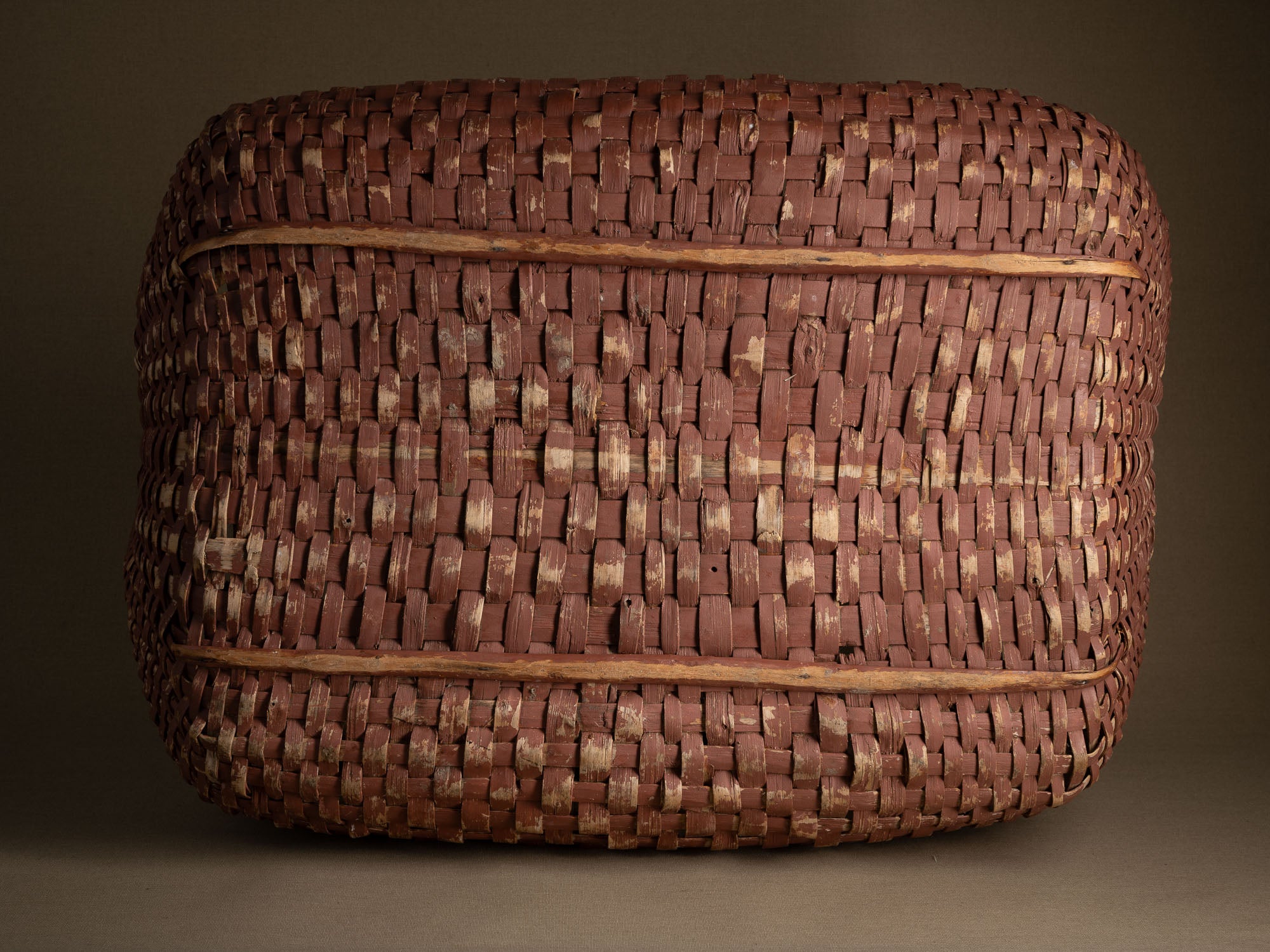 Monumental panier du Jämtland au rouge de Falun,Suède (Fin du XIXe / début du XXe siècle)..Monumental Jämtland basket with Falun red, Sweden (late 19th / early 20th century)