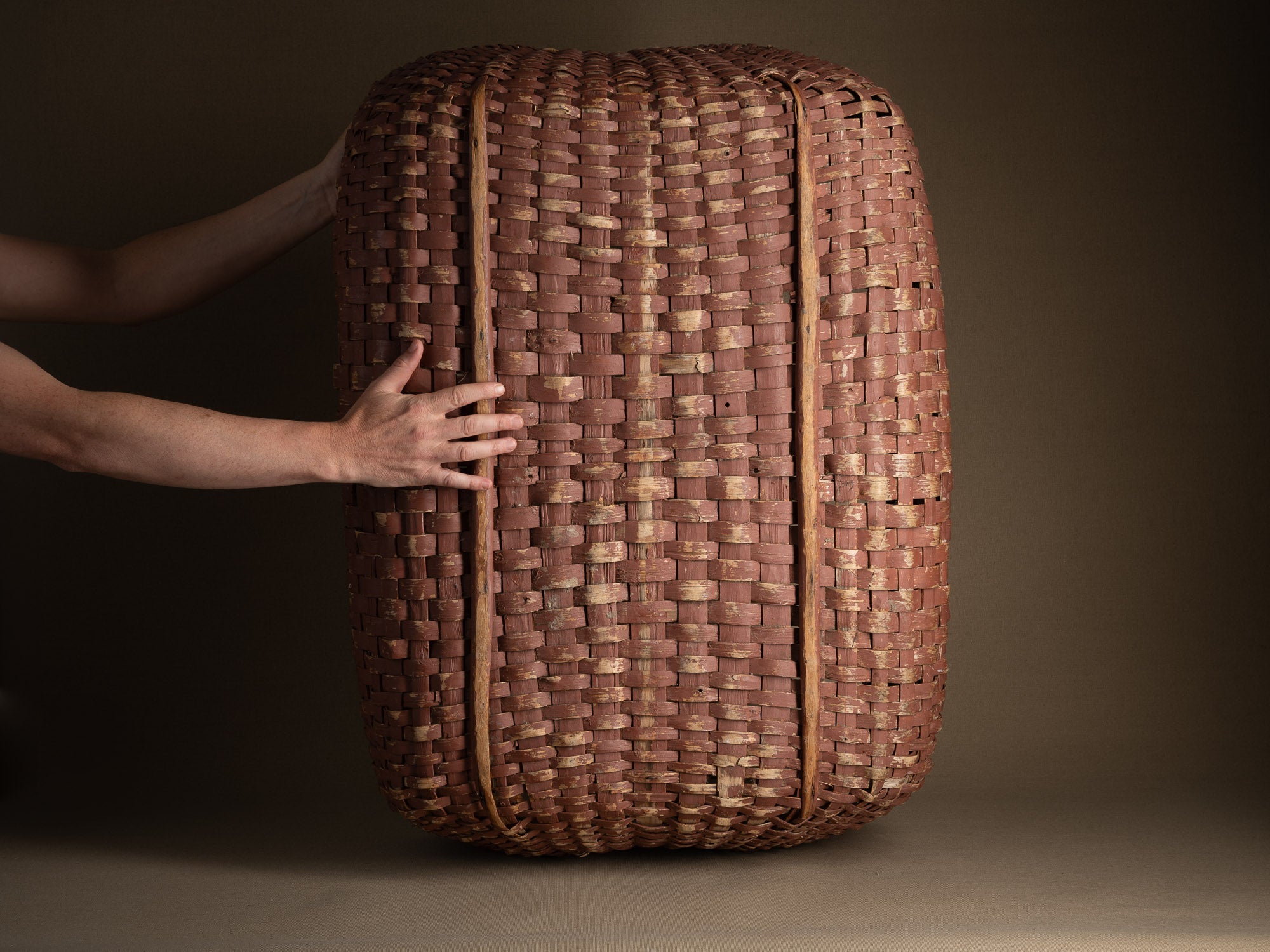 Monumental panier du Jämtland au rouge de Falun,Suède (Fin du XIXe / début du XXe siècle)..Monumental Jämtland basket with Falun red, Sweden (late 19th / early 20th century)