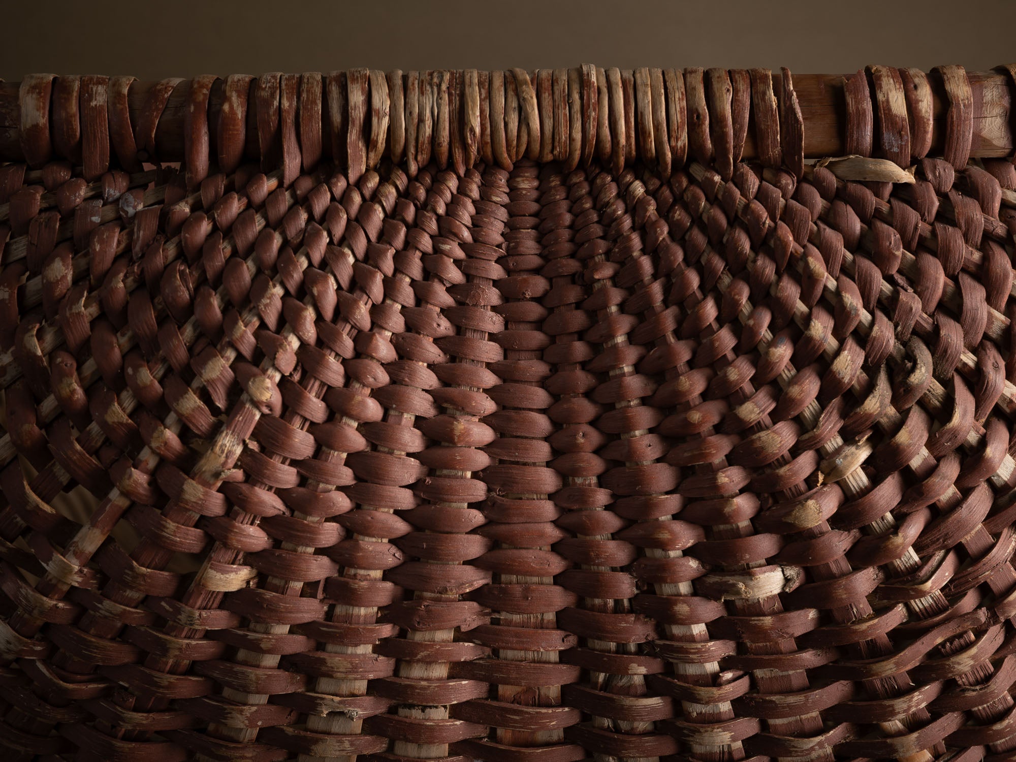 Monumental panier du Jämtland au rouge de Falun,Suède (Fin du XIXe / début du XXe siècle)..Monumental Jämtland basket with Falun red, Sweden (late 19th / early 20th century)