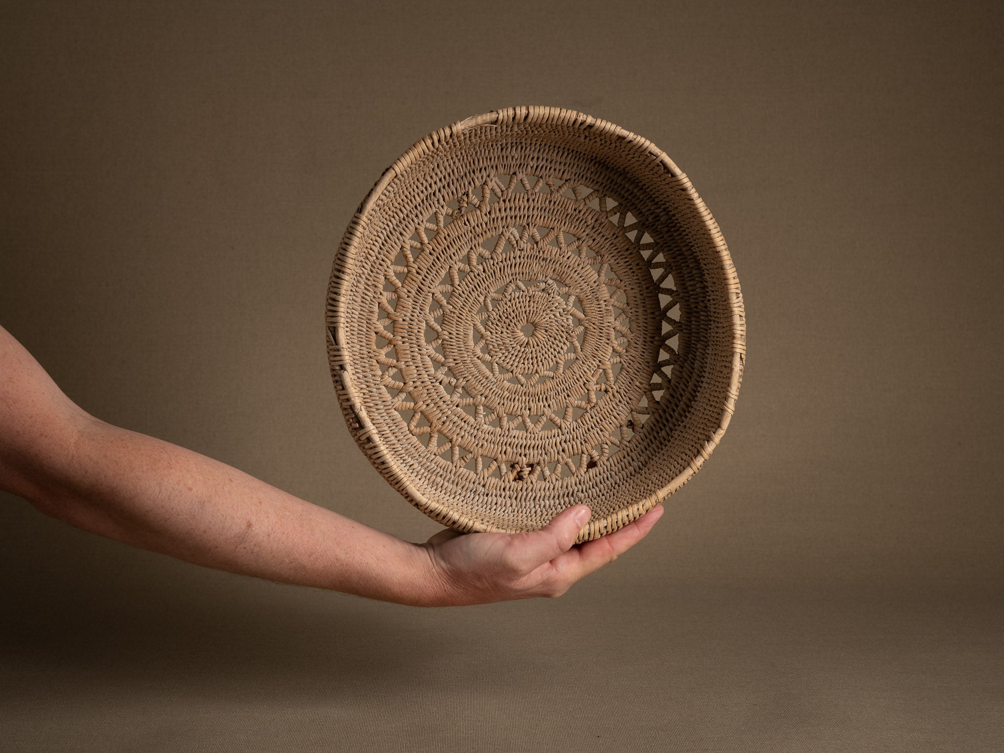 Remarquable coupe en vannerie, forme à fromage, Territoire Sami de Suède (Fin du XIXe / début du XXe siècle)..Remarkable wickerwork cheese-form bowl from Swedish Sami territory (late 19th/early 20th century)