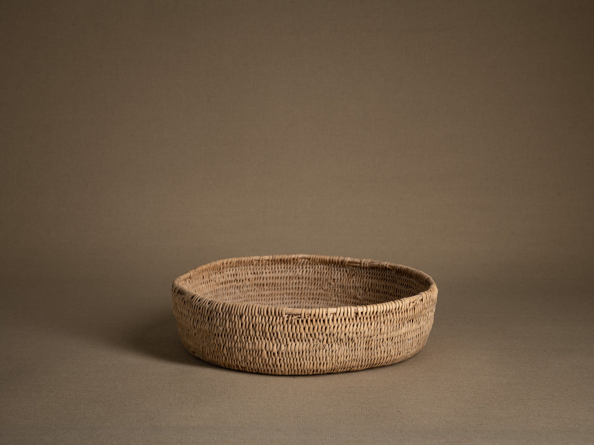 Remarquable coupe en vannerie, forme à fromage, Territoire Sami de Suède (Fin du XIXe / début du XXe siècle)..Remarkable wickerwork cheese-form bowl from Swedish Sami territory (late 19th/early 20th century)