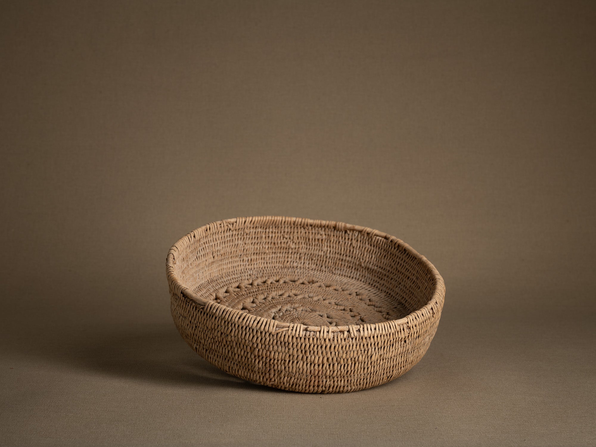 Remarquable coupe en vannerie, forme à fromage, Territoire Sami de Suède (Fin du XIXe / début du XXe siècle)..Remarkable wickerwork cheese-form bowl from Swedish Sami territory (late 19th/early 20th century)