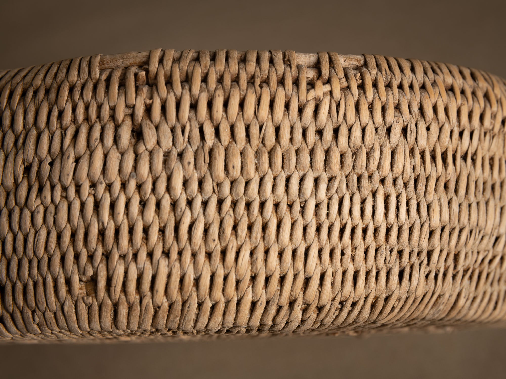 Remarquable coupe en vannerie, forme à fromage, Territoire Sami de Suède (Fin du XIXe / début du XXe siècle)..Remarkable wickerwork cheese-form bowl from Swedish Sami territory (late 19th/early 20th century)