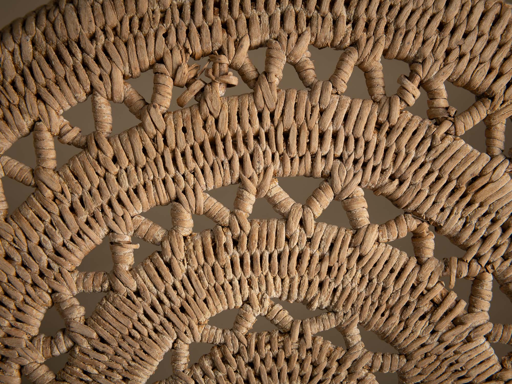 Remarquable coupe en vannerie, forme à fromage, Territoire Sami de Suède (Fin du XIXe / début du XXe siècle)..Remarkable wickerwork cheese-form bowl from Swedish Sami territory (late 19th/early 20th century)