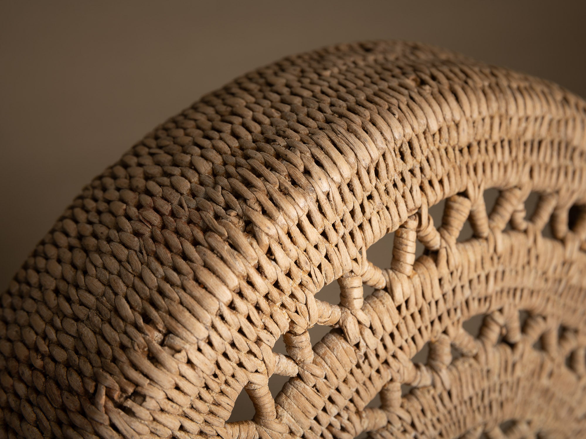 Remarquable coupe en vannerie, forme à fromage, Territoire Sami de Suède (Fin du XIXe / début du XXe siècle)..Remarkable wickerwork cheese-form bowl from Swedish Sami territory (late 19th/early 20th century)
