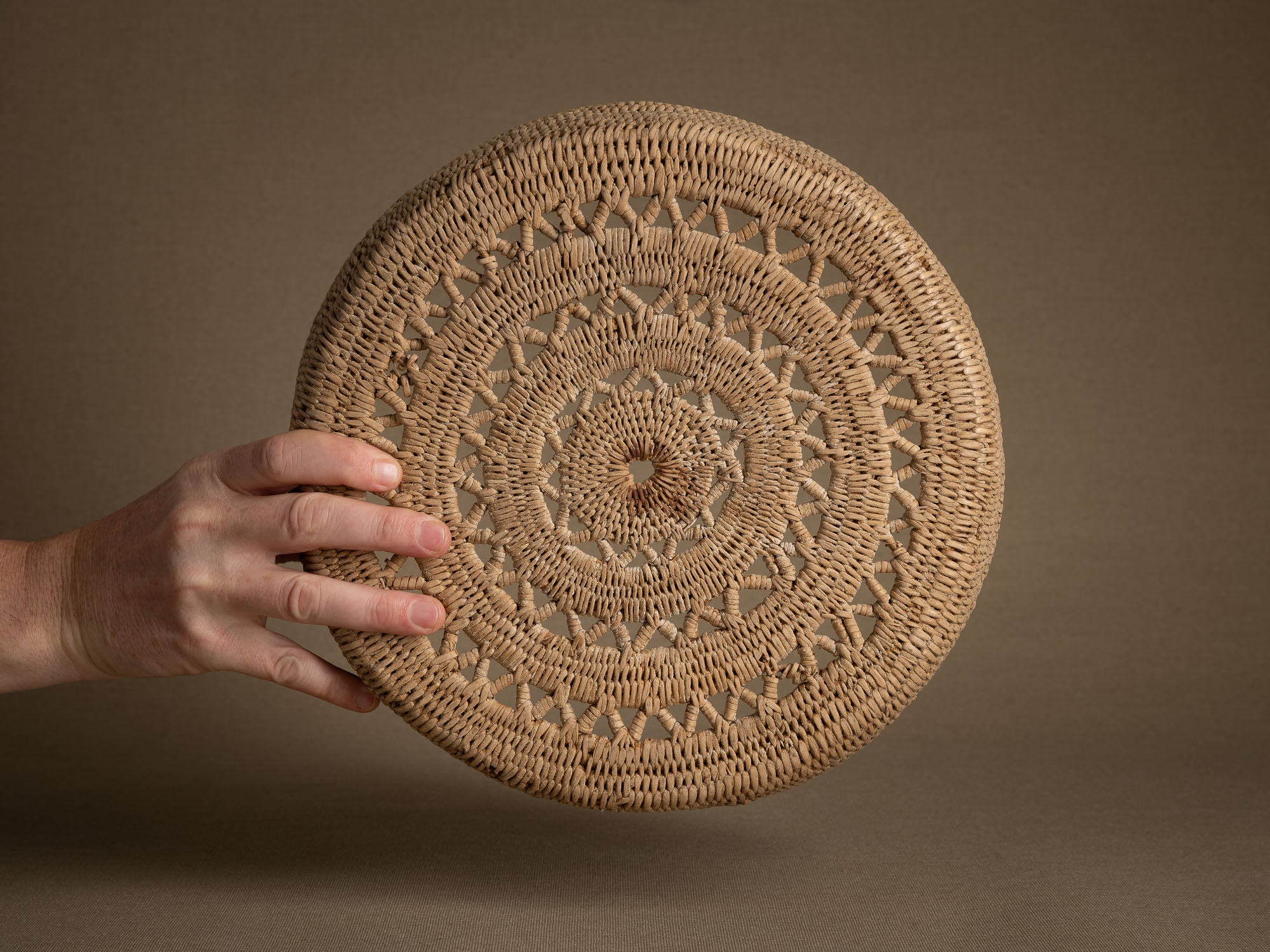 Remarquable coupe en vannerie, forme à fromage, Territoire Sami de Suède (Fin du XIXe / début du XXe siècle)..Remarkable wickerwork cheese-form bowl from Swedish Sami territory (late 19th/early 20th century)