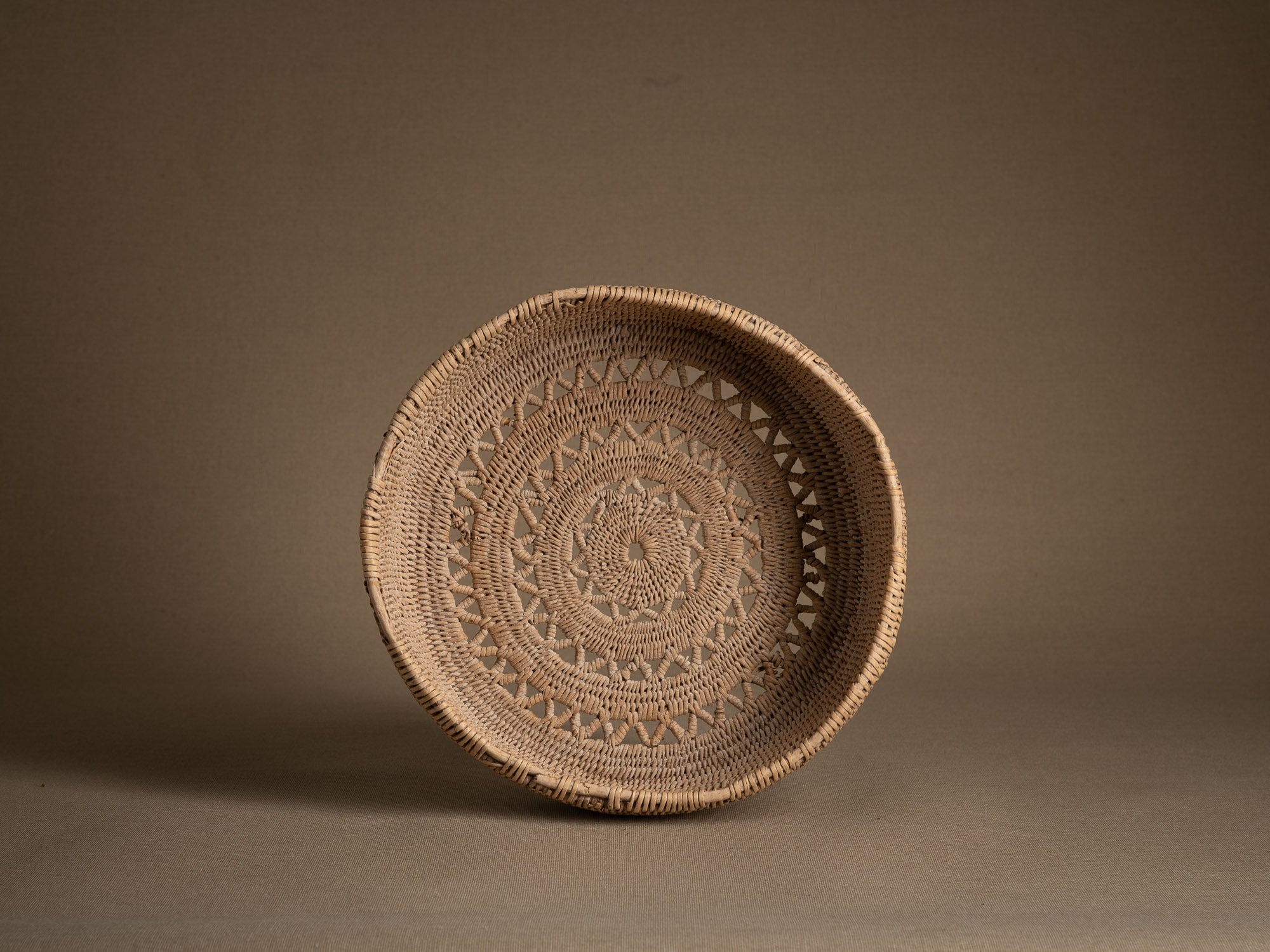 Remarquable coupe en vannerie, forme à fromage, Territoire Sami de Suède (Fin du XIXe / début du XXe siècle)..Remarkable wickerwork cheese-form bowl from Swedish Sami territory (late 19th/early 20th century)