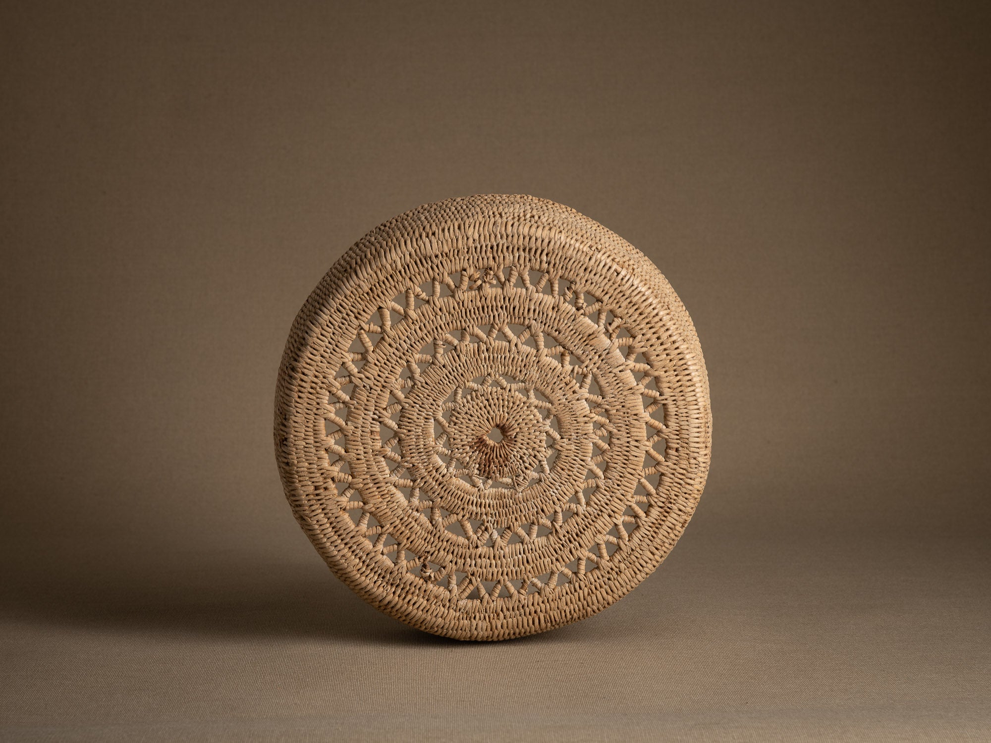 Remarquable coupe en vannerie, forme à fromage, Territoire Sami de Suède (Fin du XIXe / début du XXe siècle)..Remarkable wickerwork cheese-form bowl from Swedish Sami territory (late 19th/early 20th century)