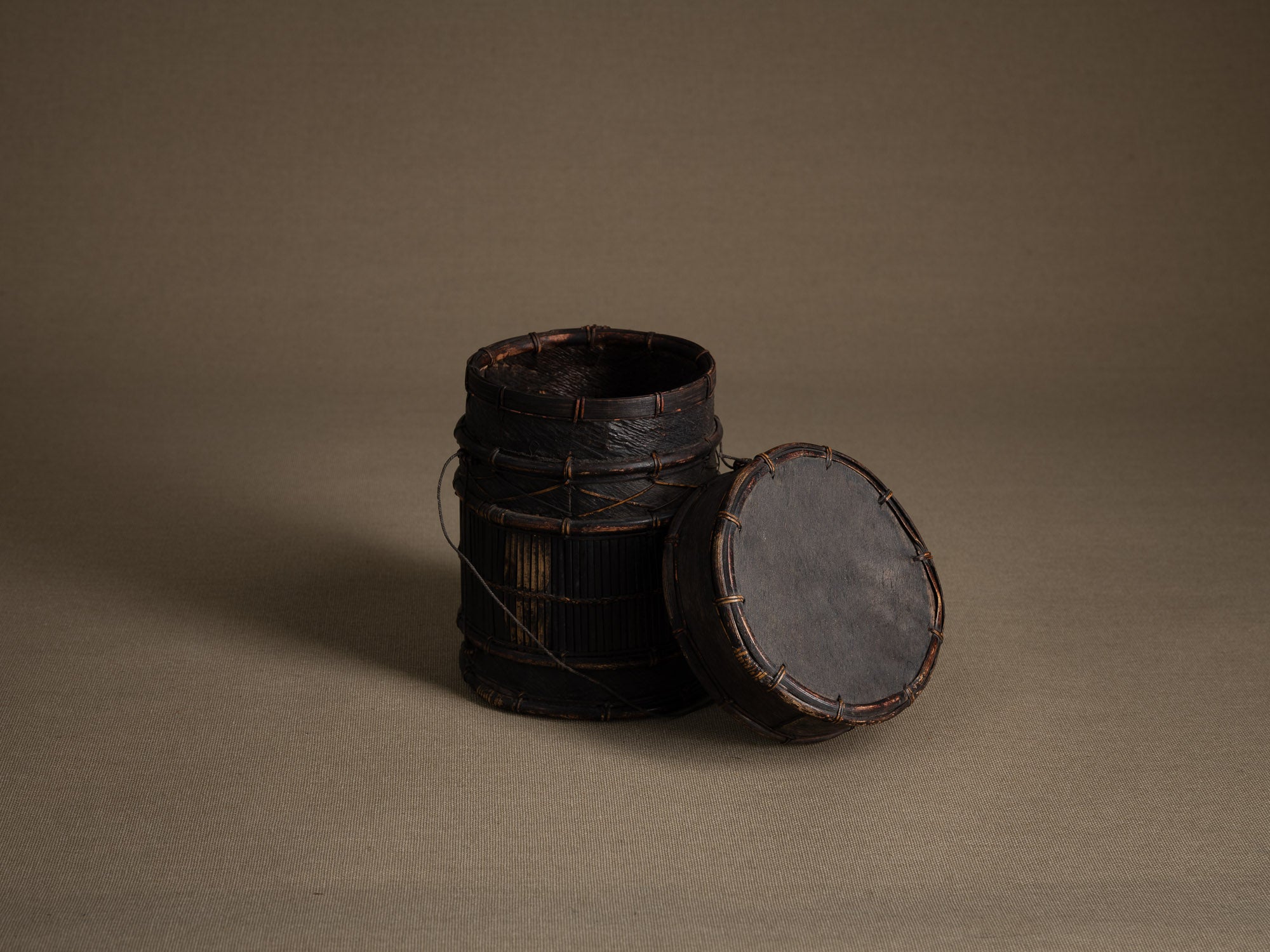 Boîte porte&#x2011;café Tampung kupi, Indonésie (Fin du XIXe / début du XXe siècle)..Tampung kupi box, Indonesia (Late 19th / Early 20th century)