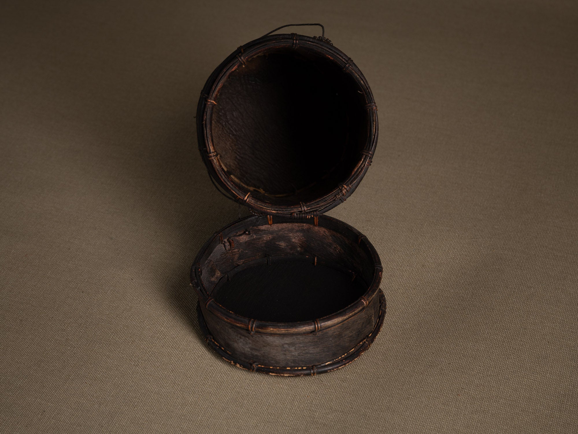 Boîte porte&#x2011;café Tampung kupi, Indonésie (Fin du XIXe / début du XXe siècle)..Tampung kupi box, Indonesia (Late 19th / Early 20th century)