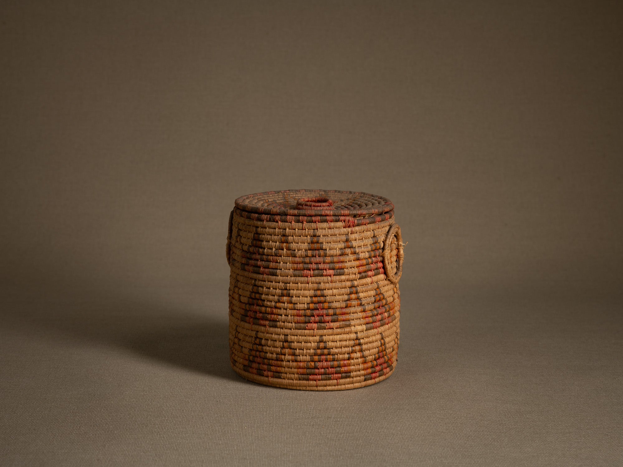Boîte à friandises "'Ilbat halawa" en vannerie de palmier, Soudan (Dernier quart du XXe siècle).."Ilbat halawa" candy box in palm wickerwork, Darfur, Sudan (last quarter of the 20th century)