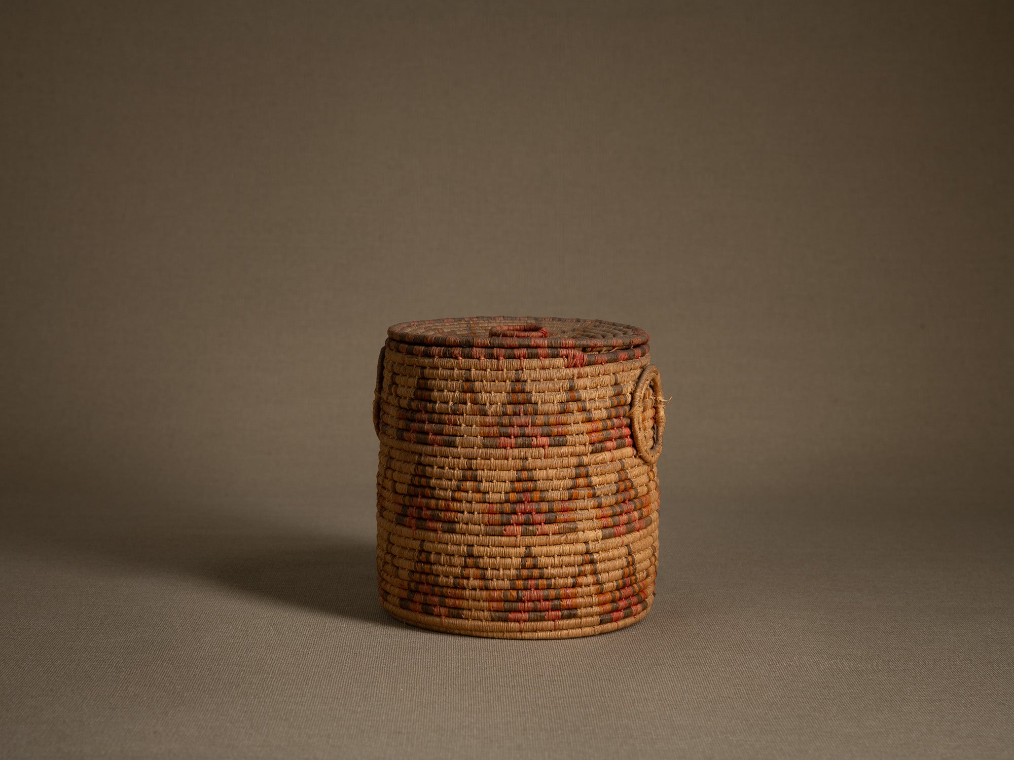 Boîte à friandises "'Ilbat halawa" en vannerie de palmier, Soudan (Dernier quart du XXe siècle).."Ilbat halawa" candy box in palm wickerwork, Darfur, Sudan (last quarter of the 20th century)