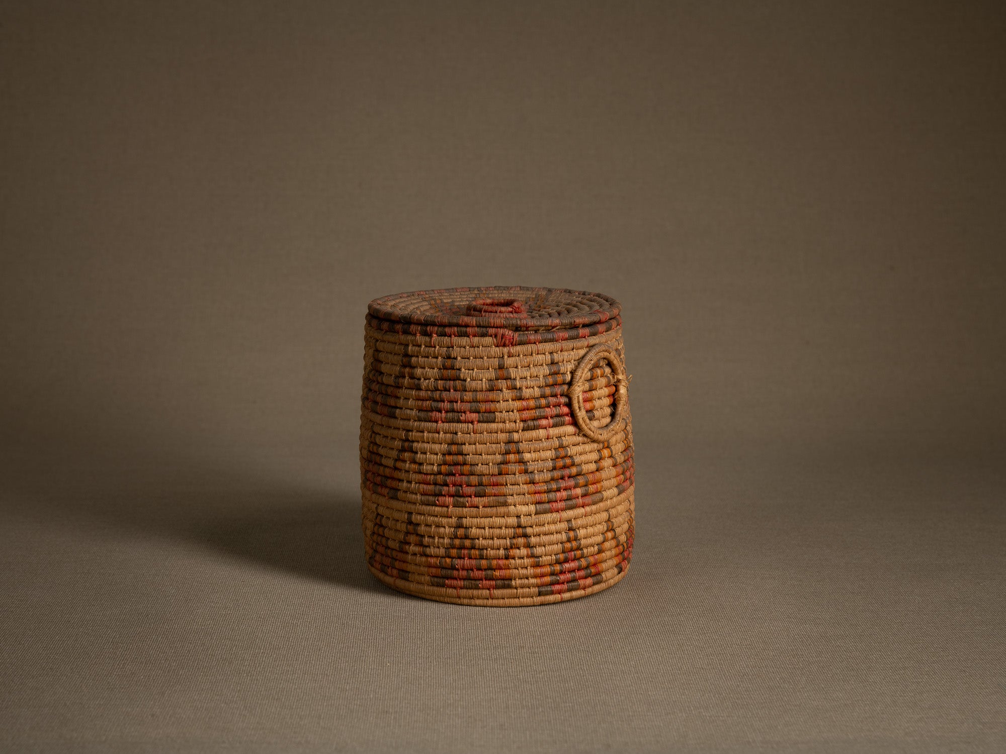 Boîte à friandises "'Ilbat halawa" en vannerie de palmier, Soudan (Dernier quart du XXe siècle).."Ilbat halawa" candy box in palm wickerwork, Darfur, Sudan (last quarter of the 20th century)