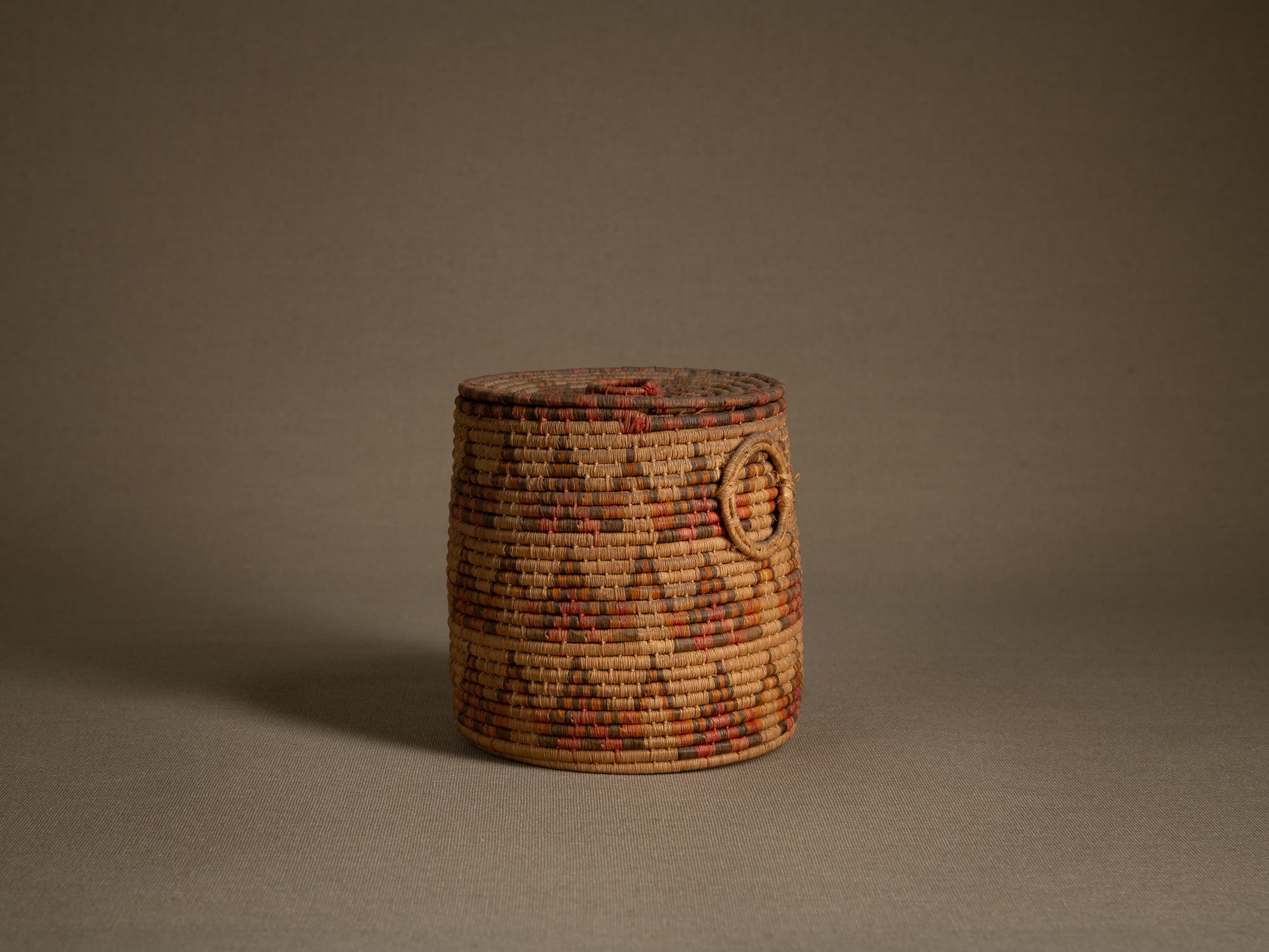 Boîte à friandises "'Ilbat halawa" en vannerie de palmier, Soudan (Dernier quart du XXe siècle).."Ilbat halawa" candy box in palm wickerwork, Darfur, Sudan (last quarter of the 20th century)