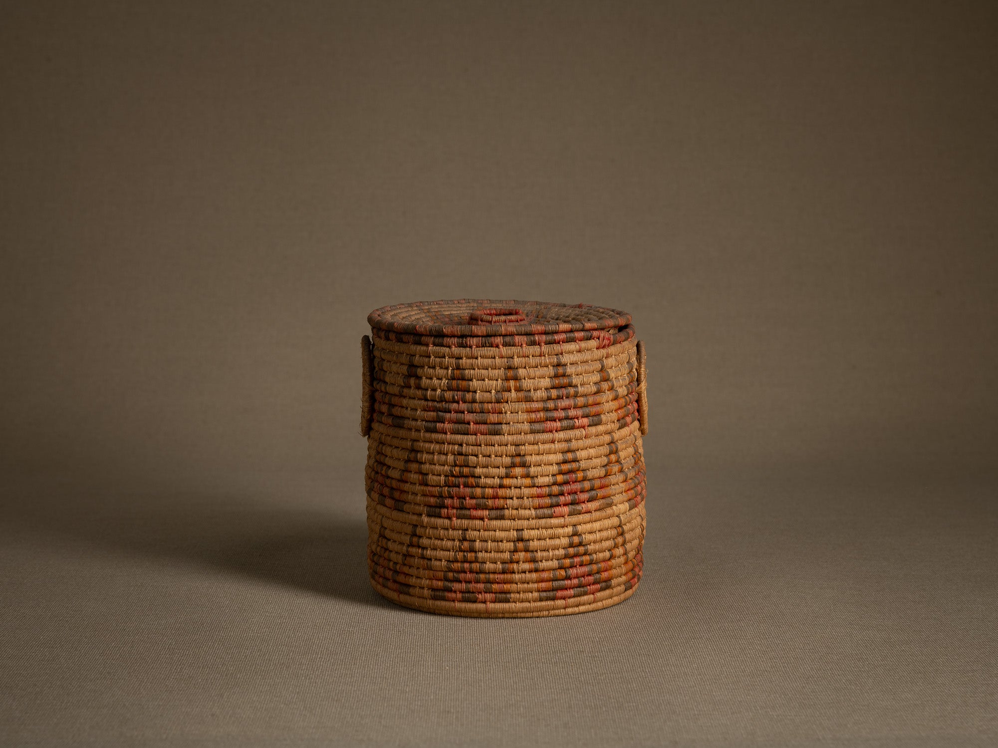 Boîte à friandises "'Ilbat halawa" en vannerie de palmier, Soudan (Dernier quart du XXe siècle).."Ilbat halawa" candy box in palm wickerwork, Darfur, Sudan (last quarter of the 20th century)